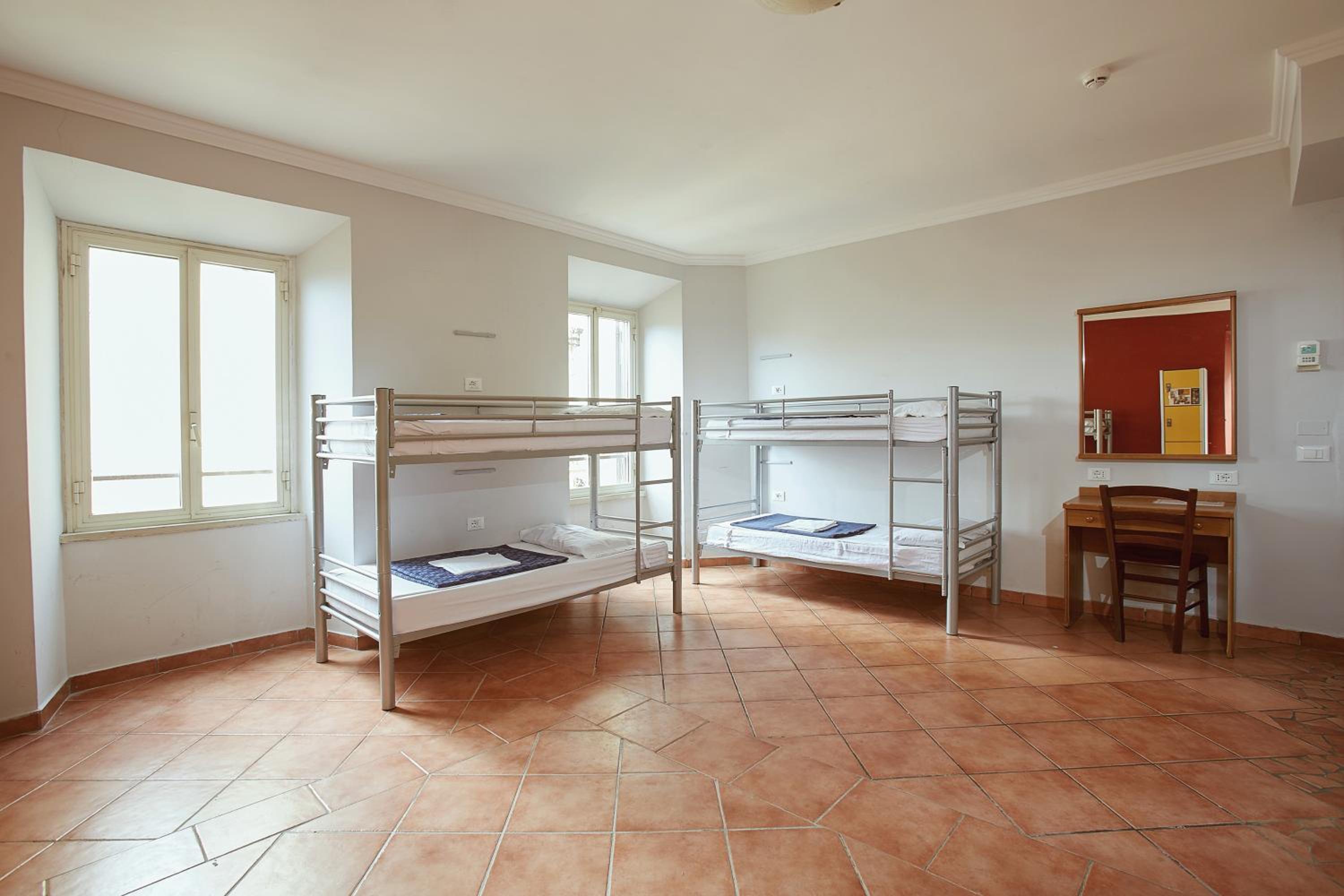 Bed in 8-Bed Mixed Dormitory Room photo 3
