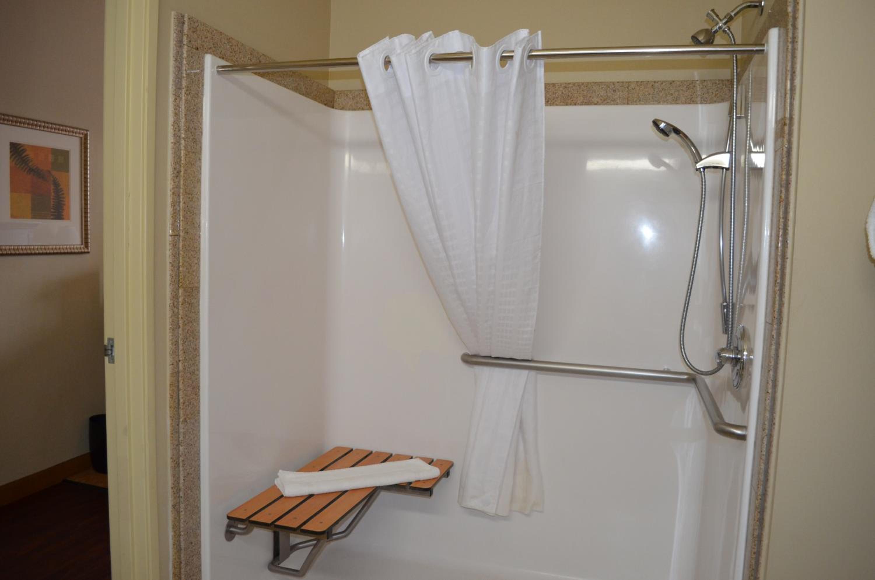 King Room - Disability Access With Roll In Shower photo 3