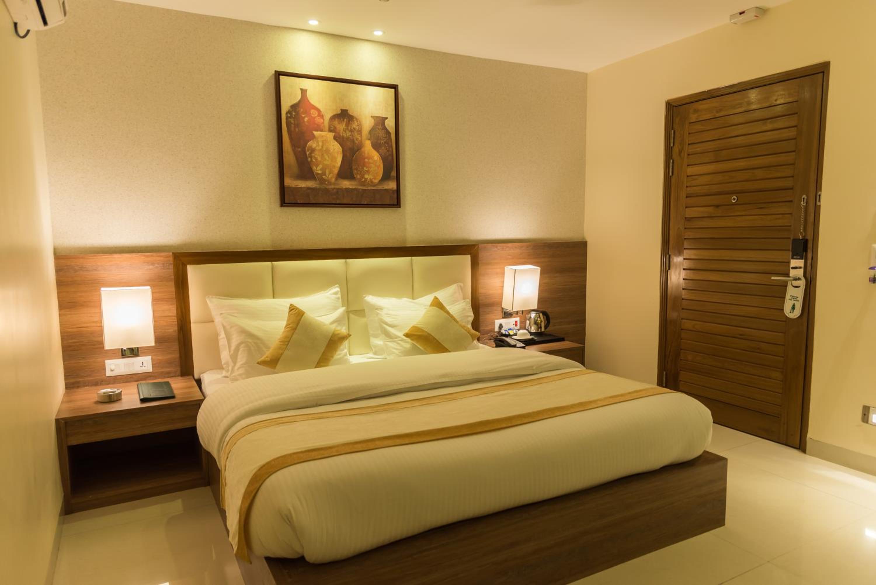 Deluxe Queen Non AC Room photo 3