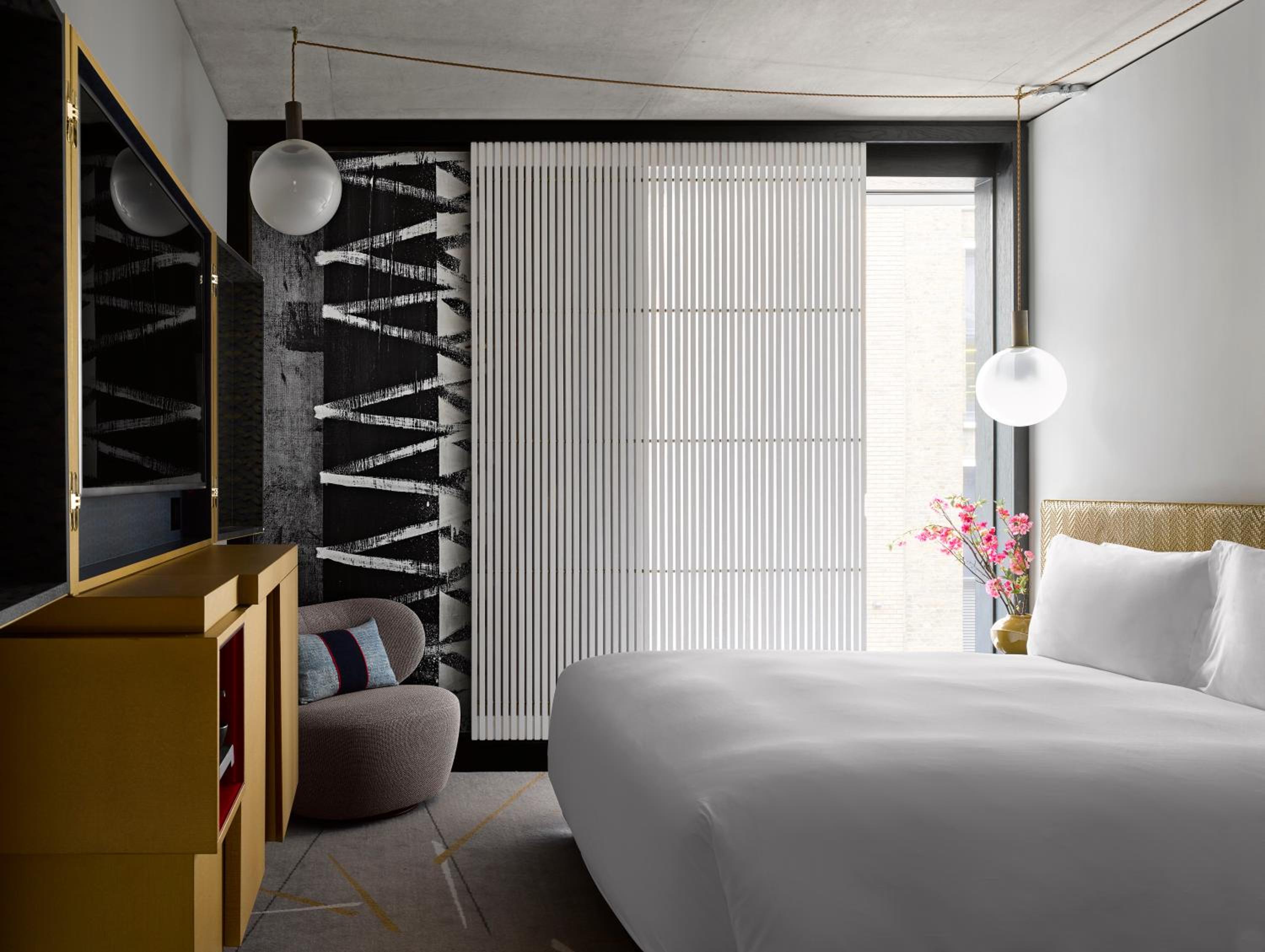 Deluxe Room Accessible thumbnail 6