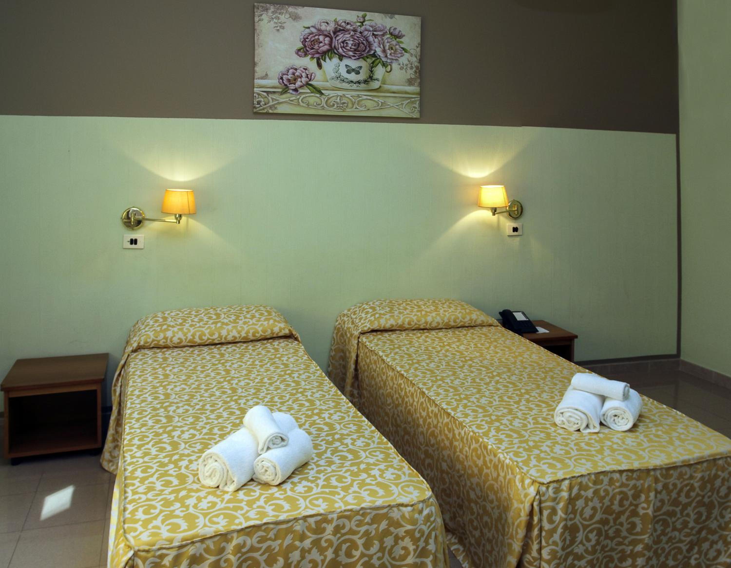 Double or Twin Room - Photo 9