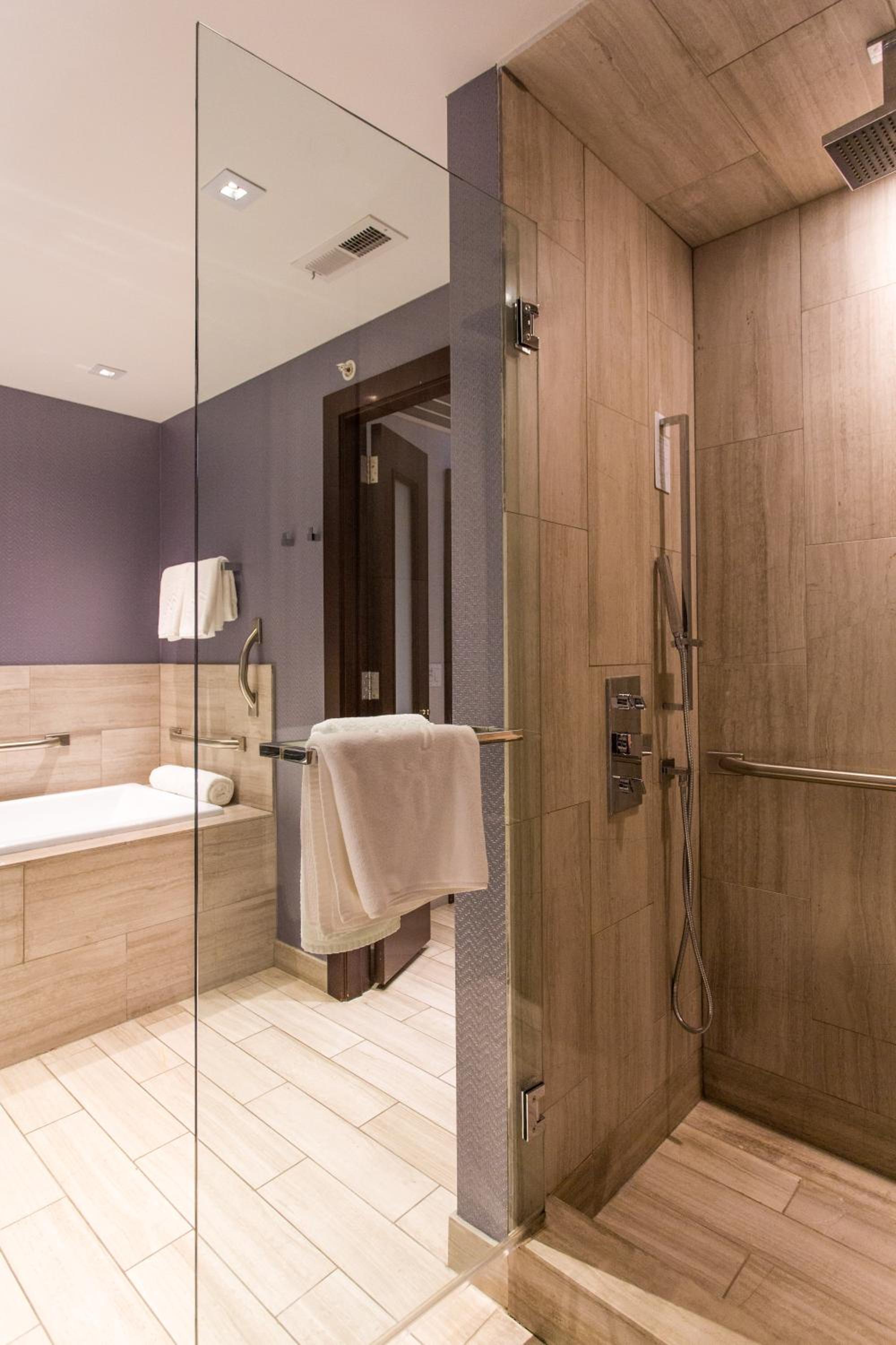 Queen Suite with Two Queen Beds - Photo 10