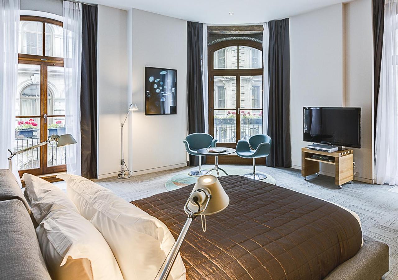 Suite - Photo 1