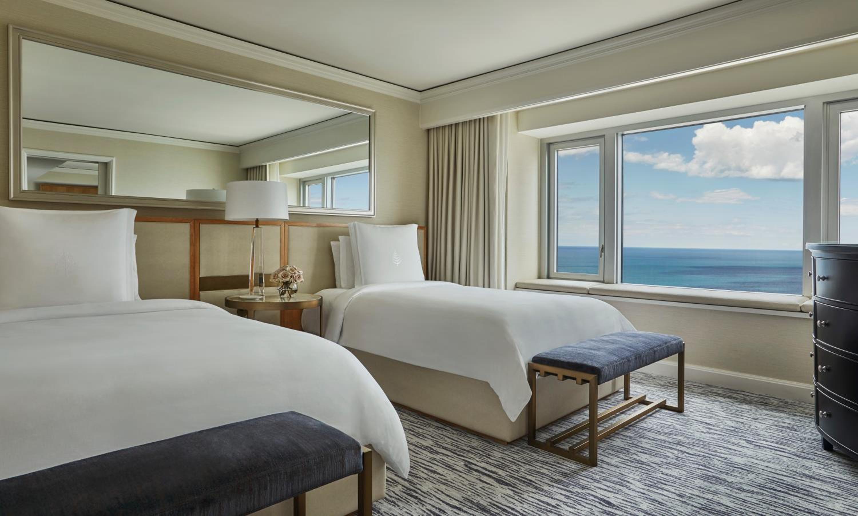 Double Room with Two Double Beds and Lake View - Photo 1