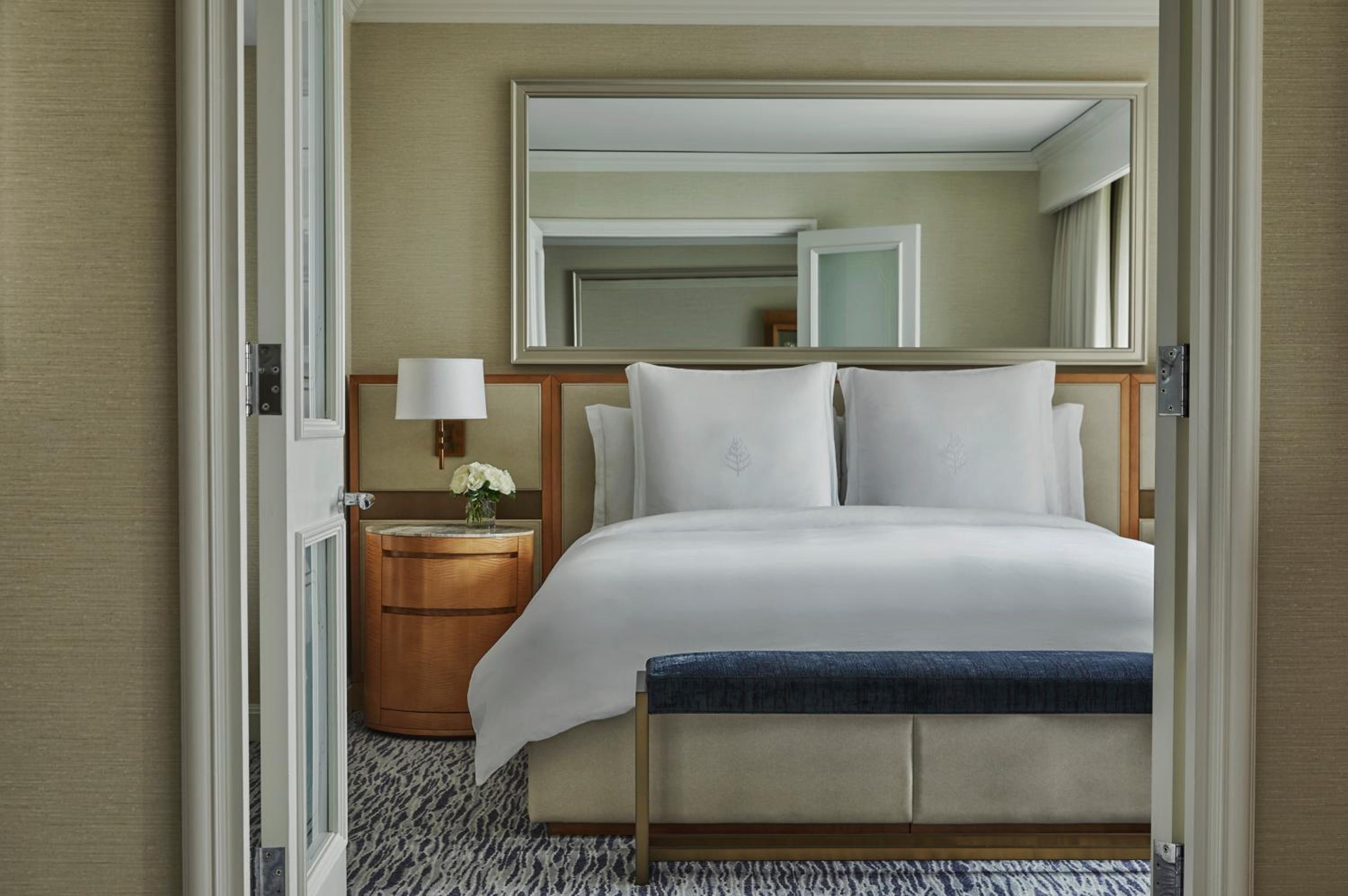 Executive King Suite with City View - Photo 2