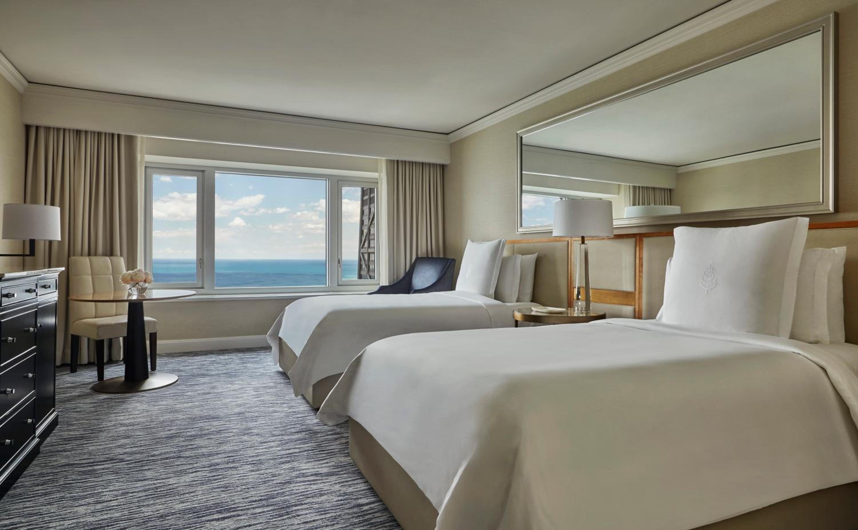 Double Room with Two Double Beds and Lake View - Photo 3