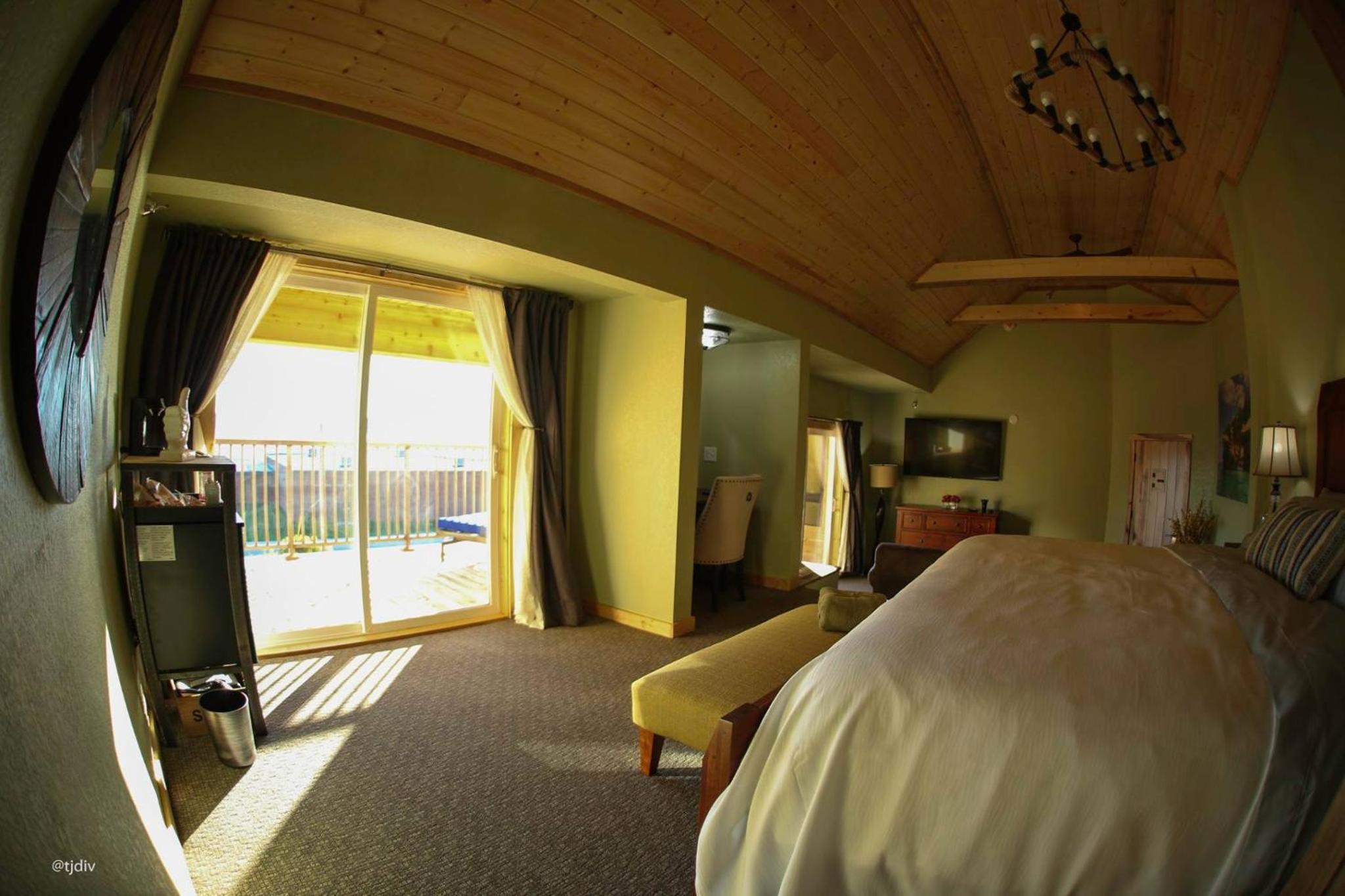 King Suite with Balcony photo 3