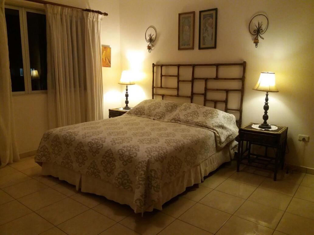 Queen Room with Shared Bathroom photo 1