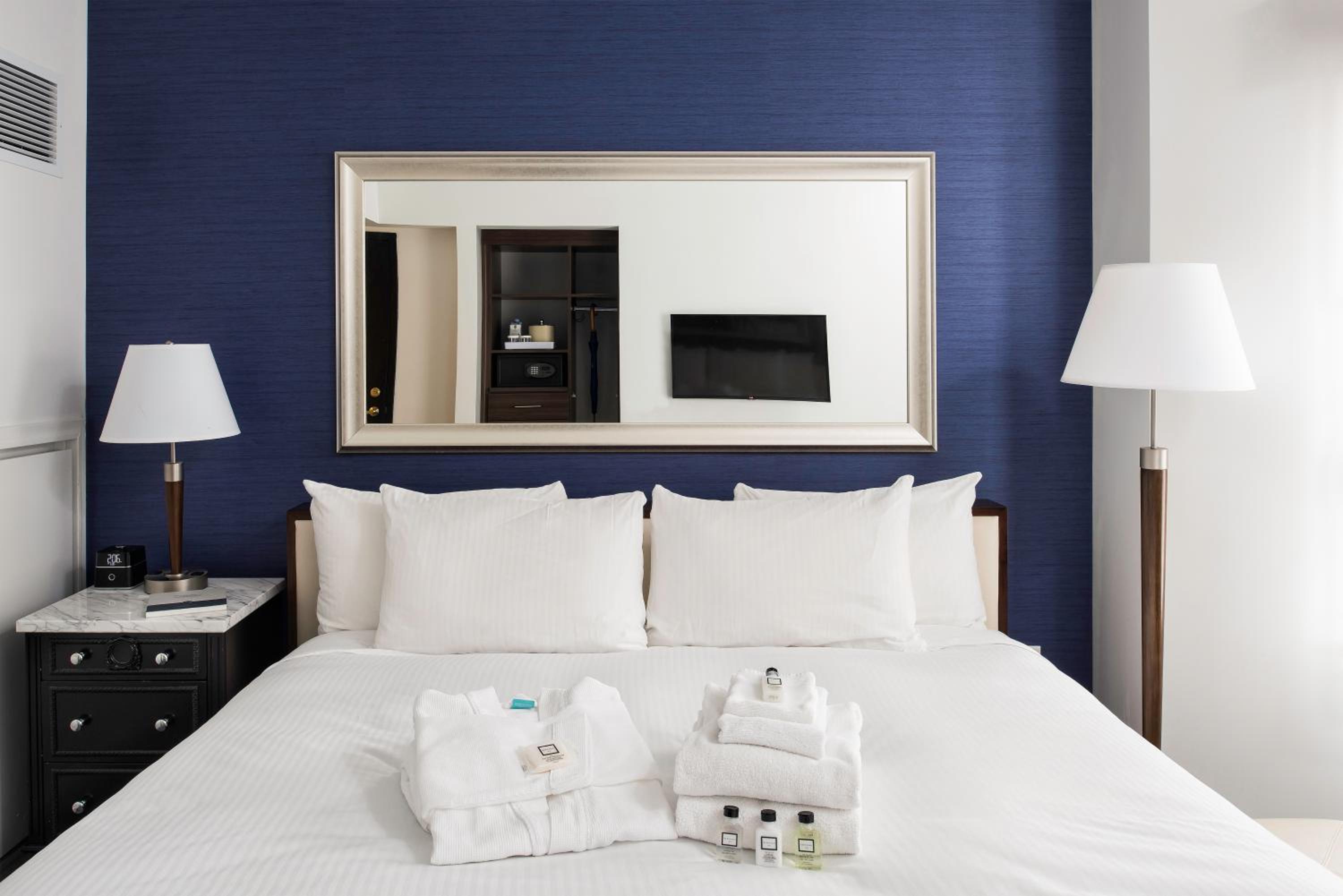 King Deluxe Room thumbnail 5