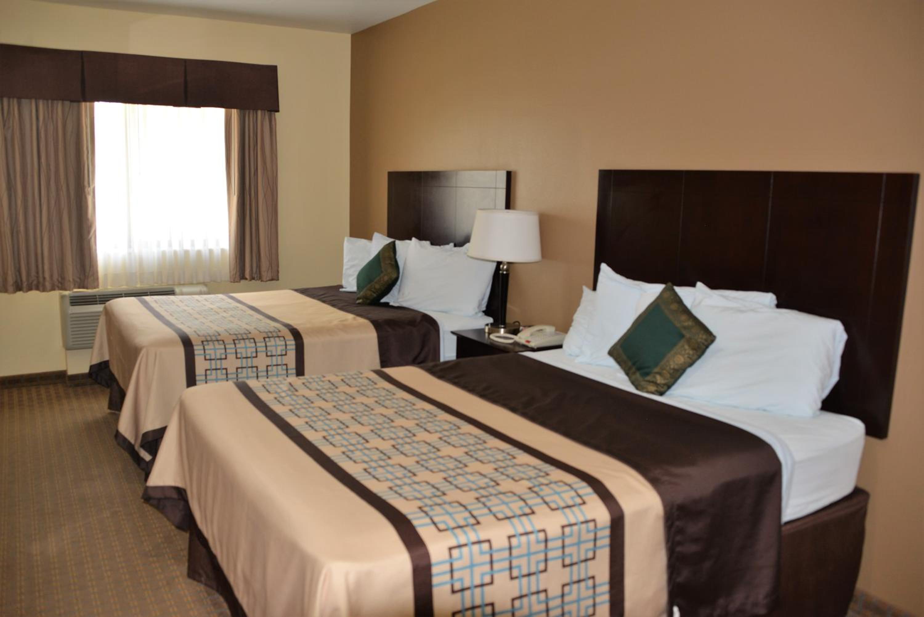 Queen Room with Two Queen Beds - Photo 4