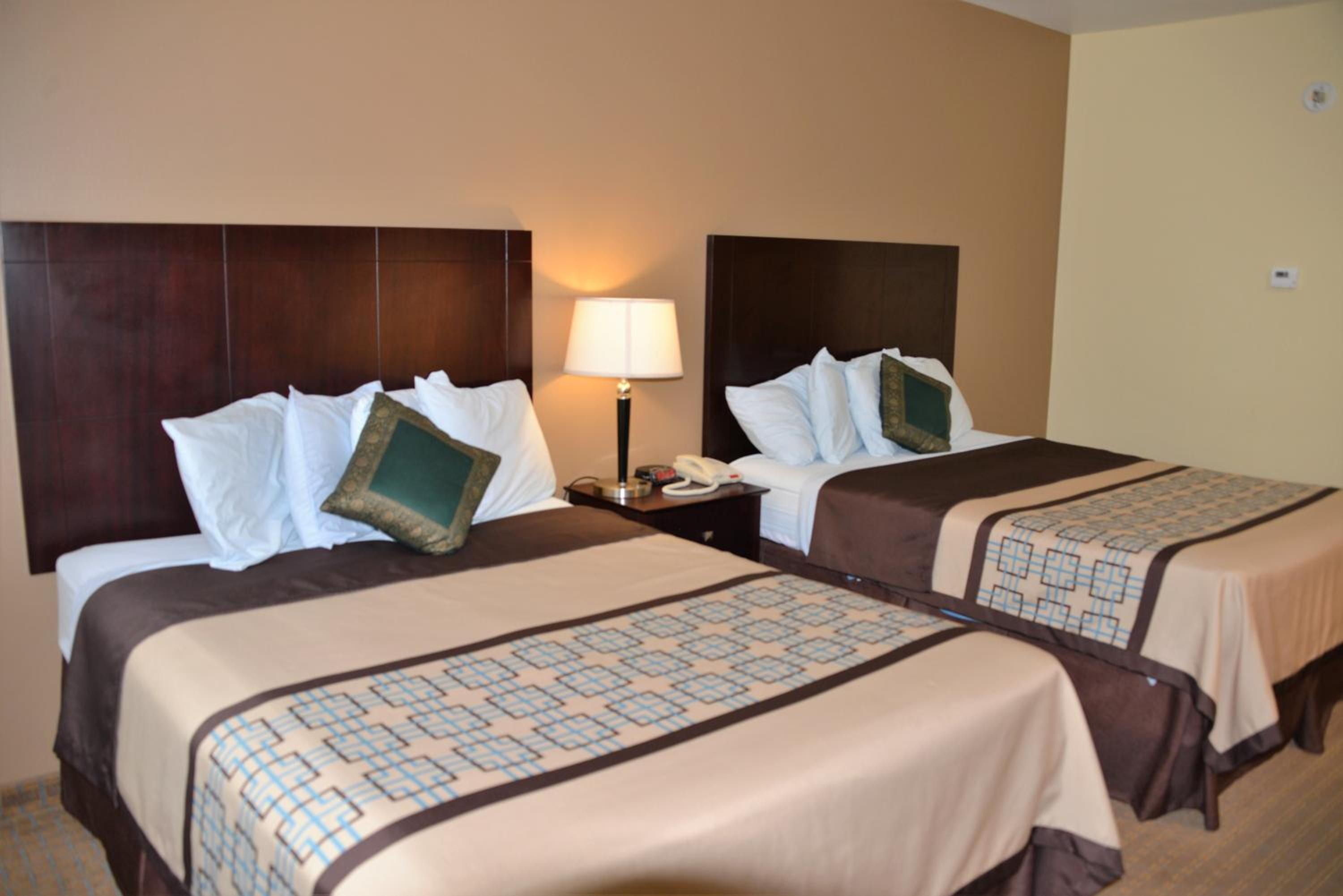 Queen Room with Two Queen Beds - Photo 3