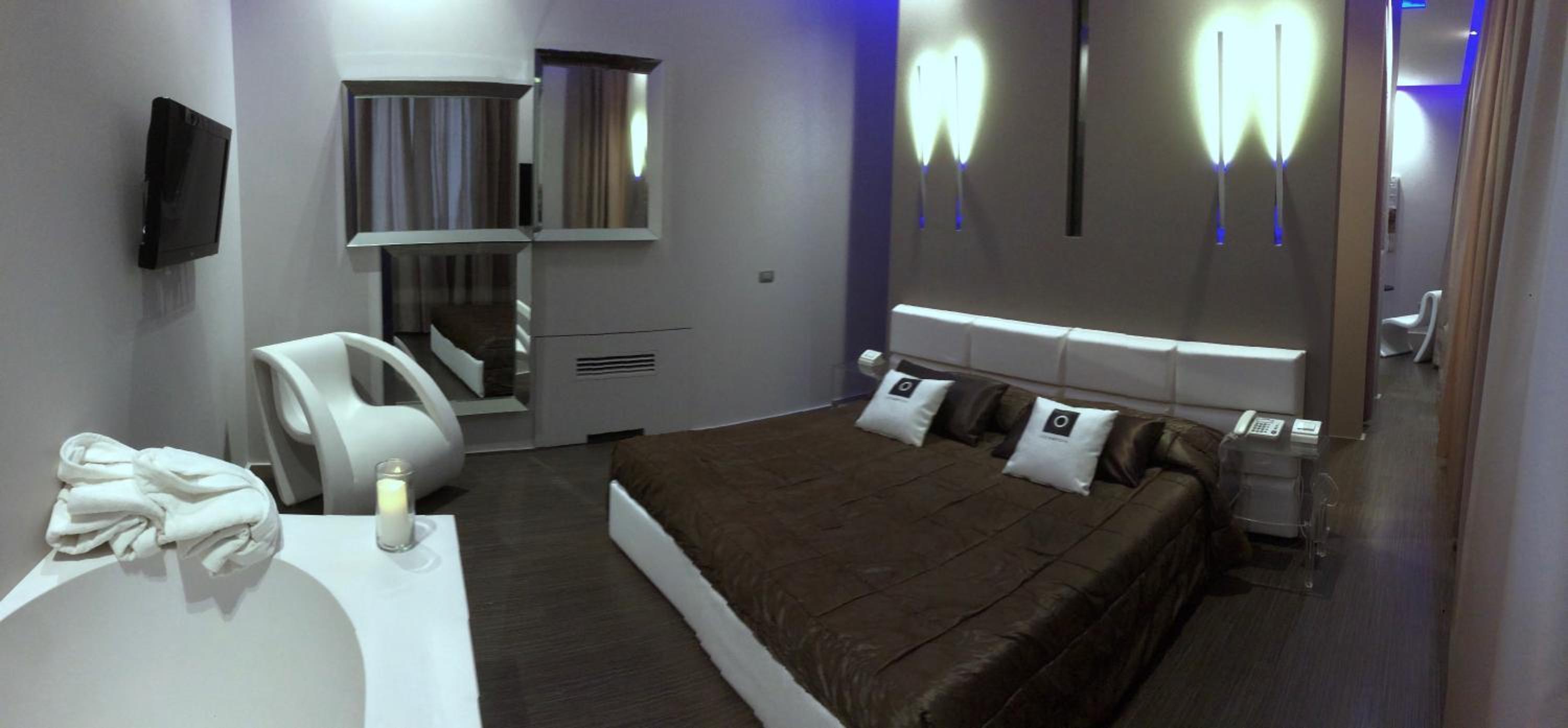 King Suite with Balcony - Photo 3