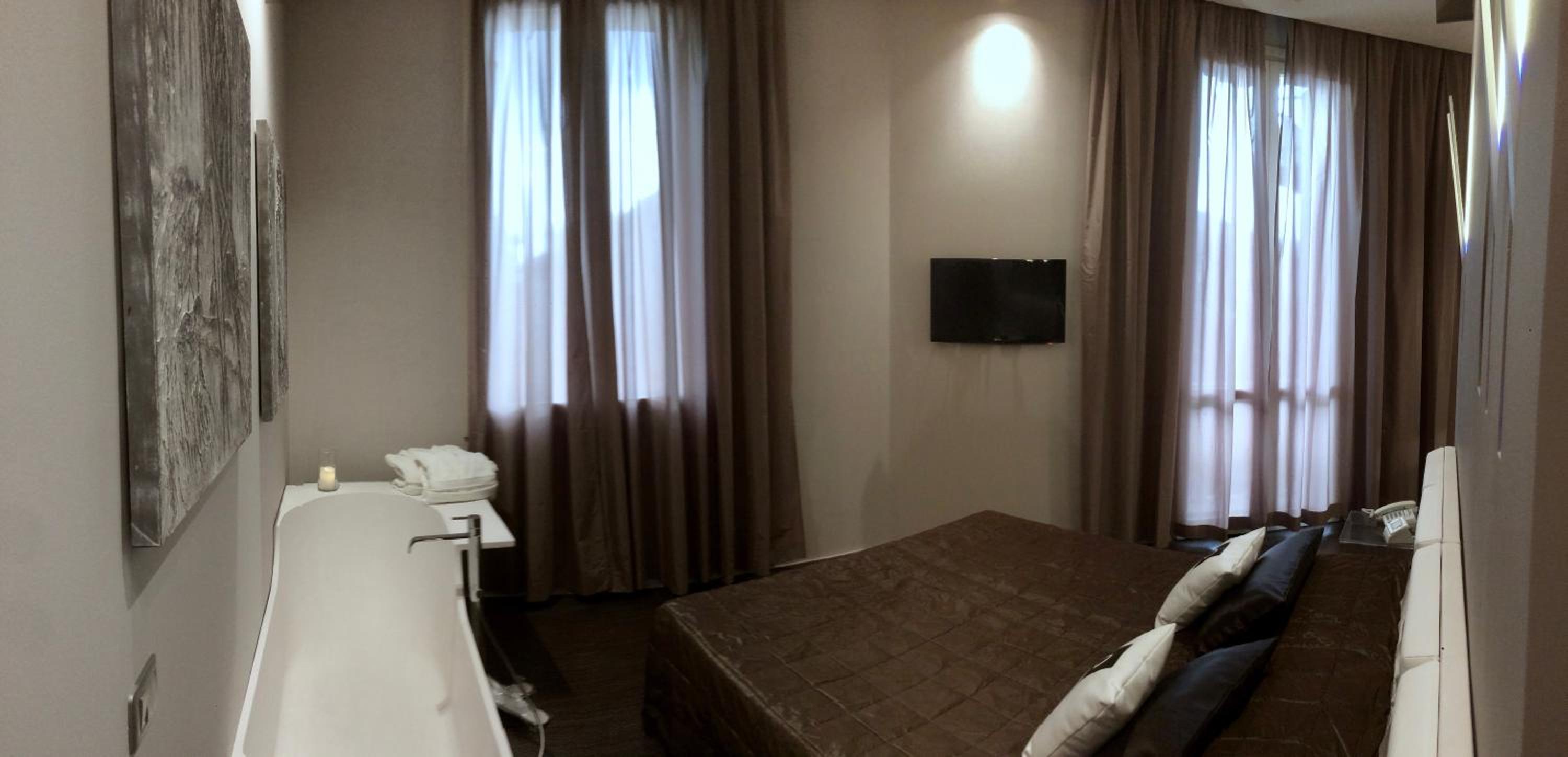 King Suite with Balcony - Photo 6