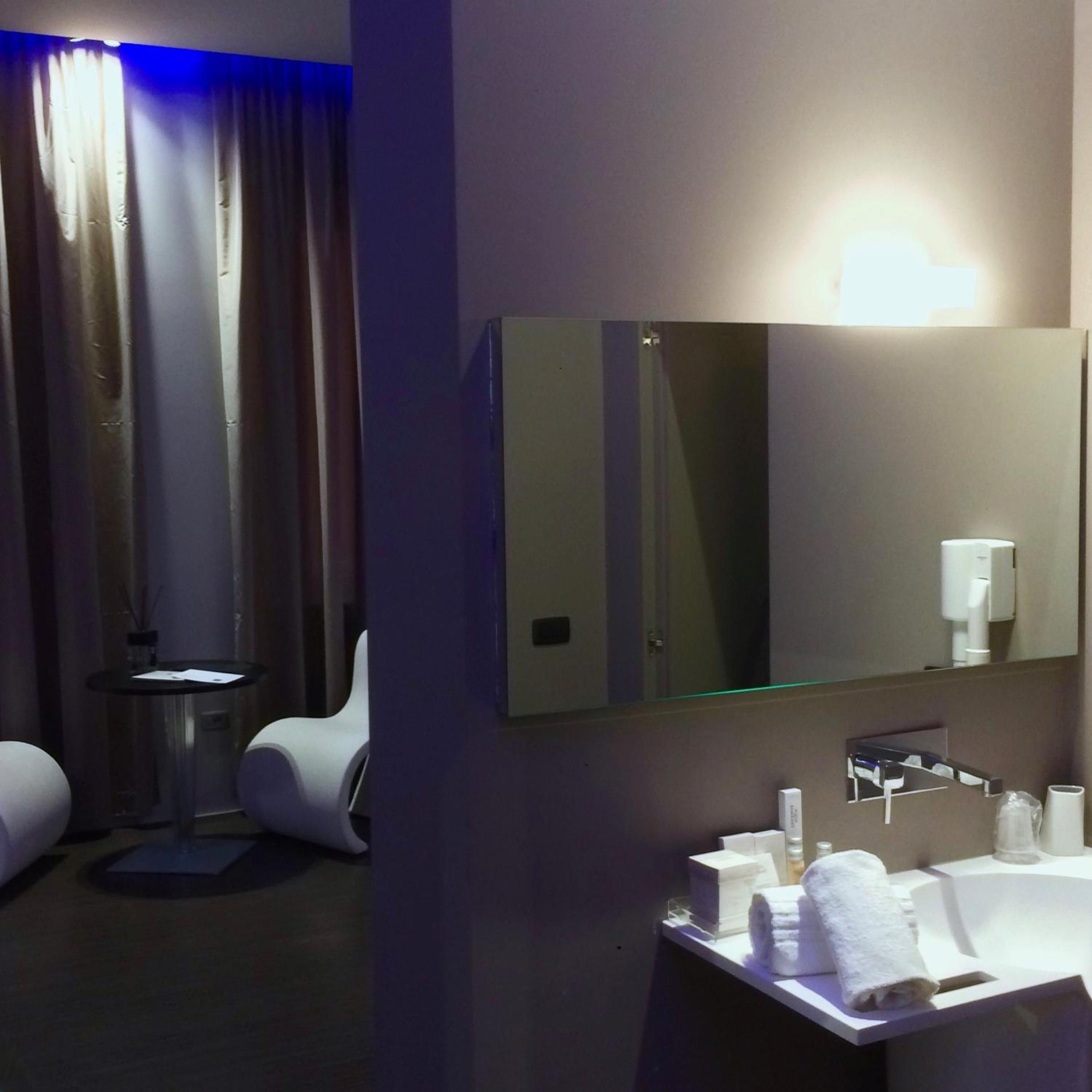 King Suite with Balcony - Photo 5