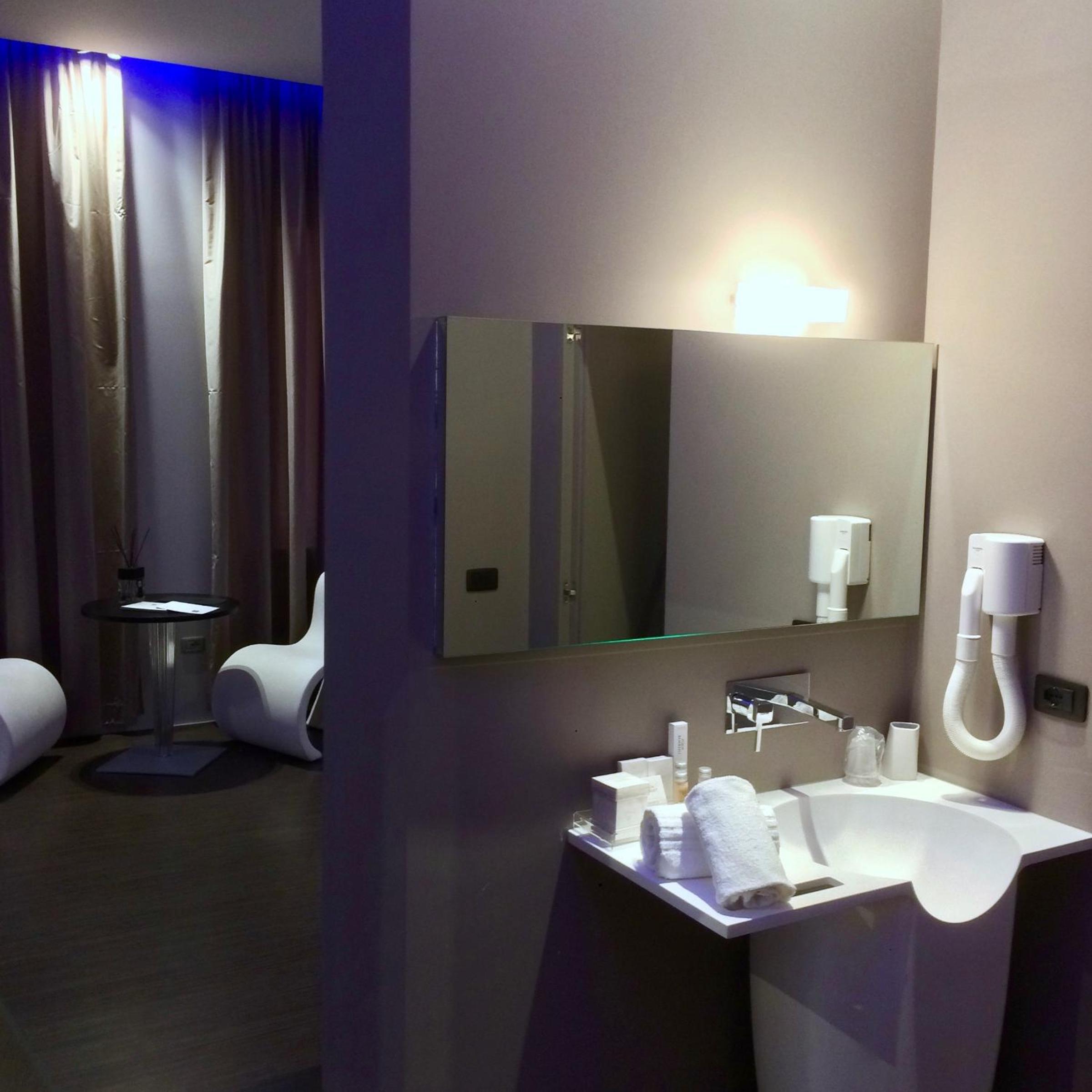 King Suite with Balcony - Photo 15