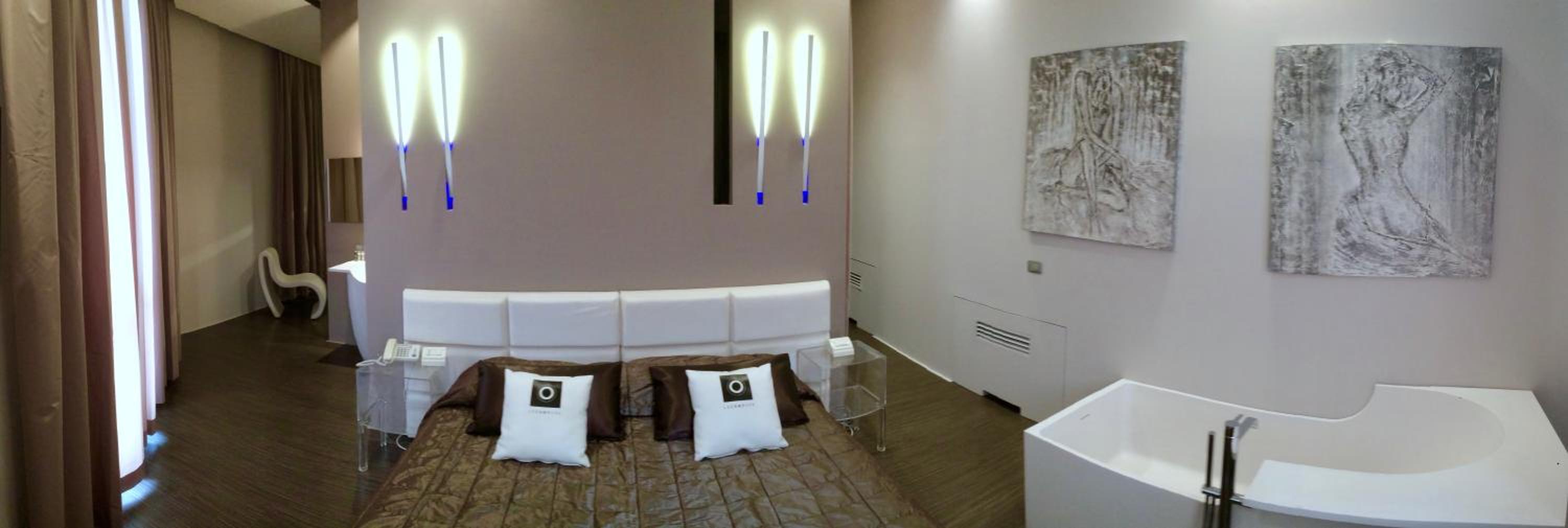 King Suite with Balcony - Photo 4