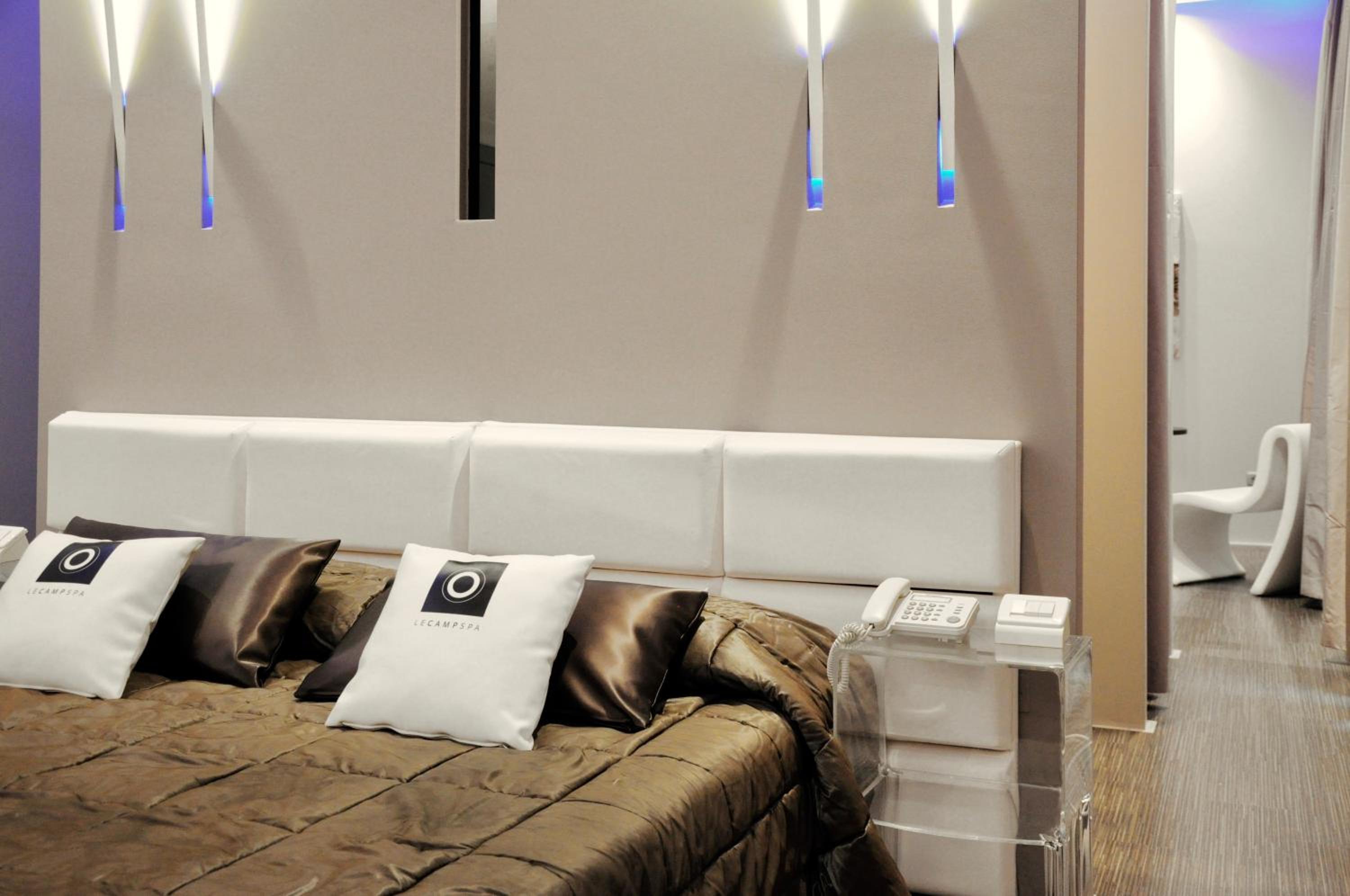 King Suite with Balcony - Photo 35