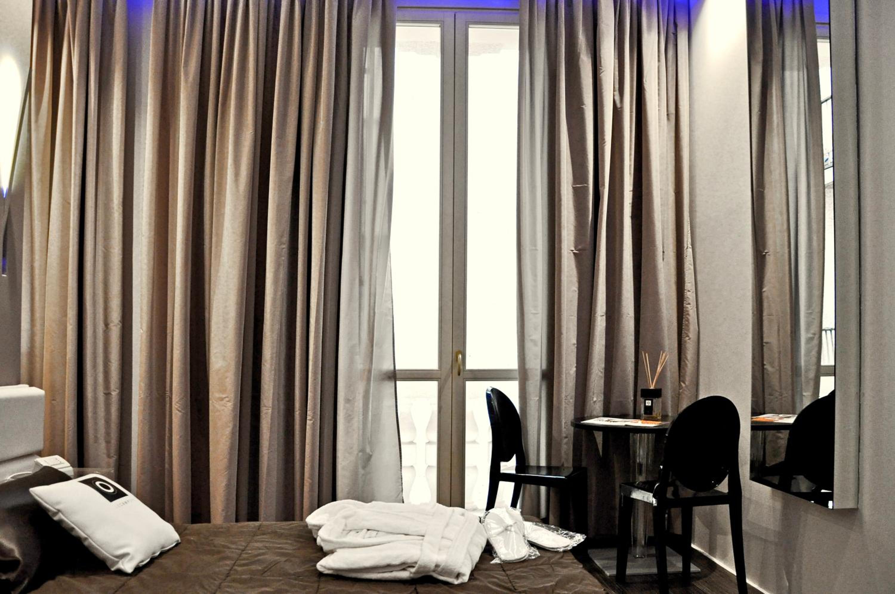 Deluxe Double Room with Balcony - Photo 25