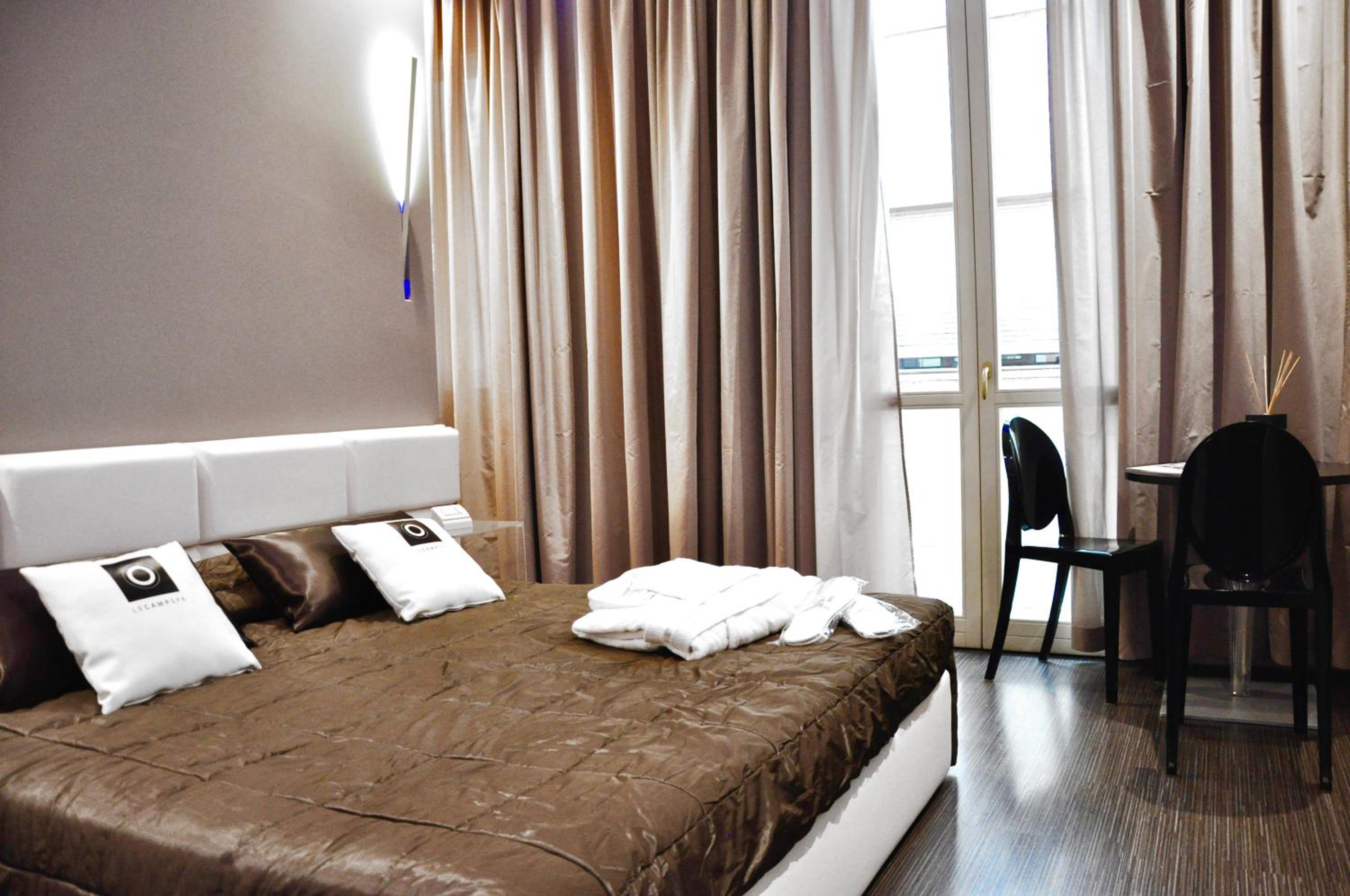 Deluxe Double Room with Balcony - Photo 1