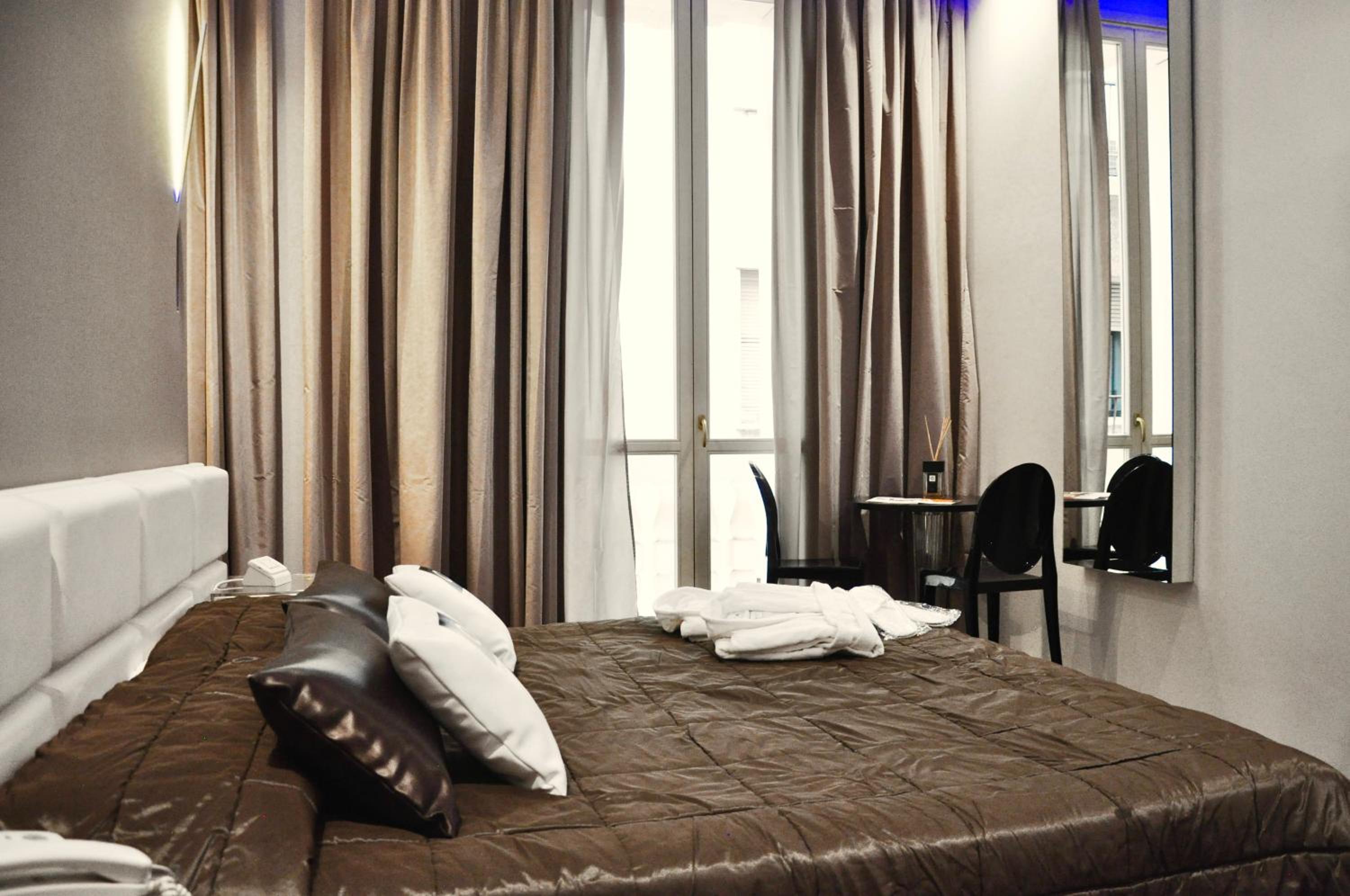 Deluxe Double Room with Balcony - Photo 17
