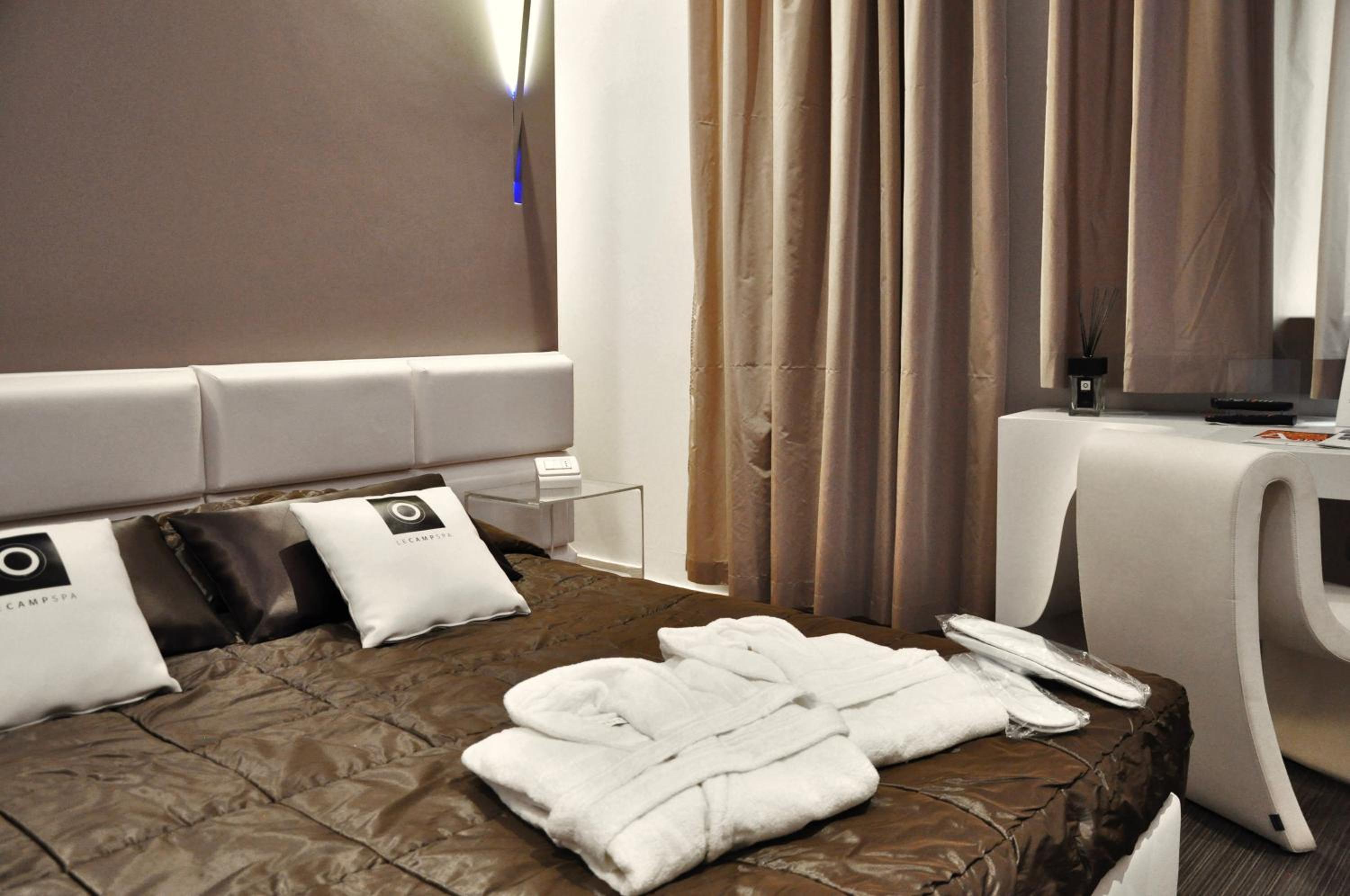 Superior King Room - Photo 23