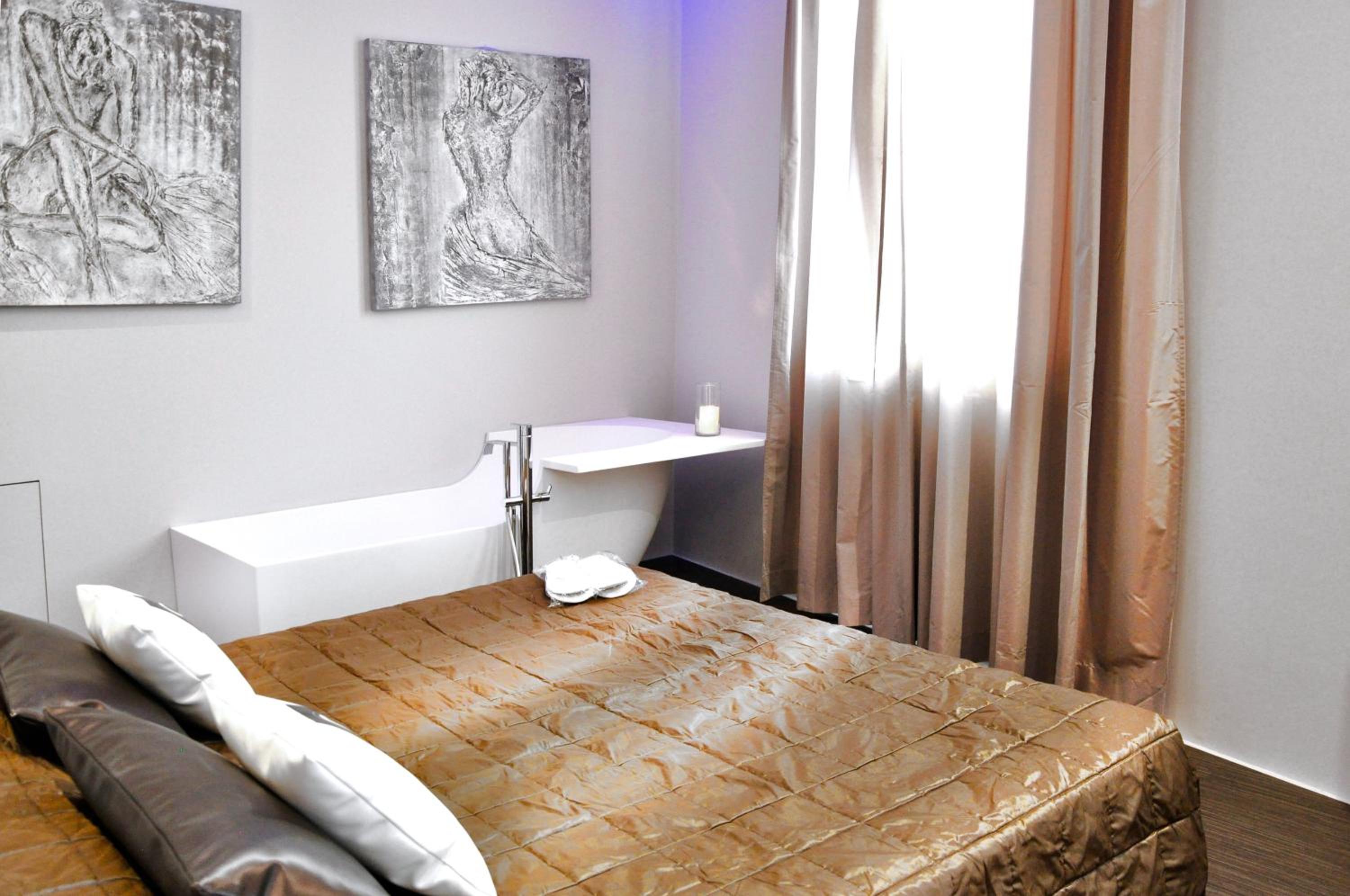 King Suite with Balcony - Photo 22