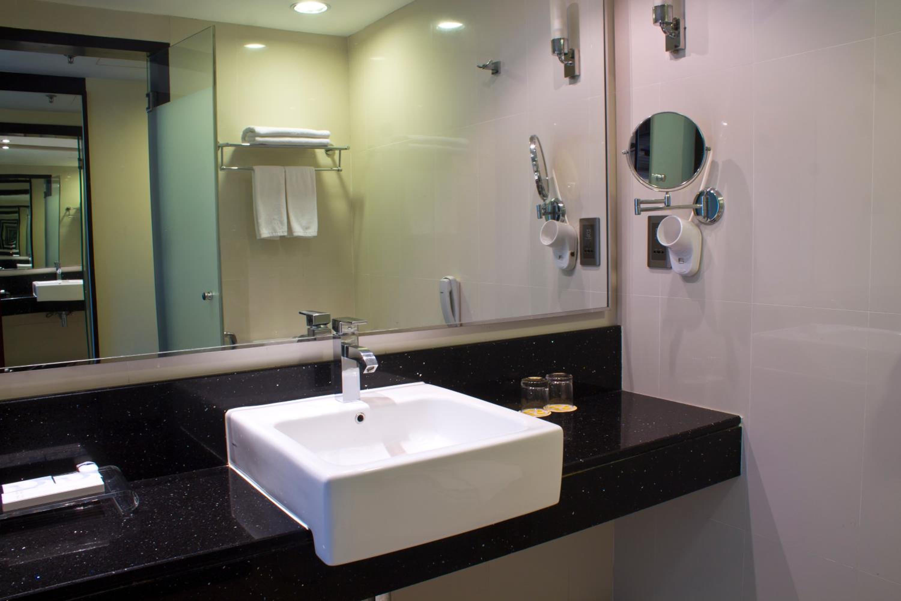 Deluxe Double Or Twin Room - Photo 2