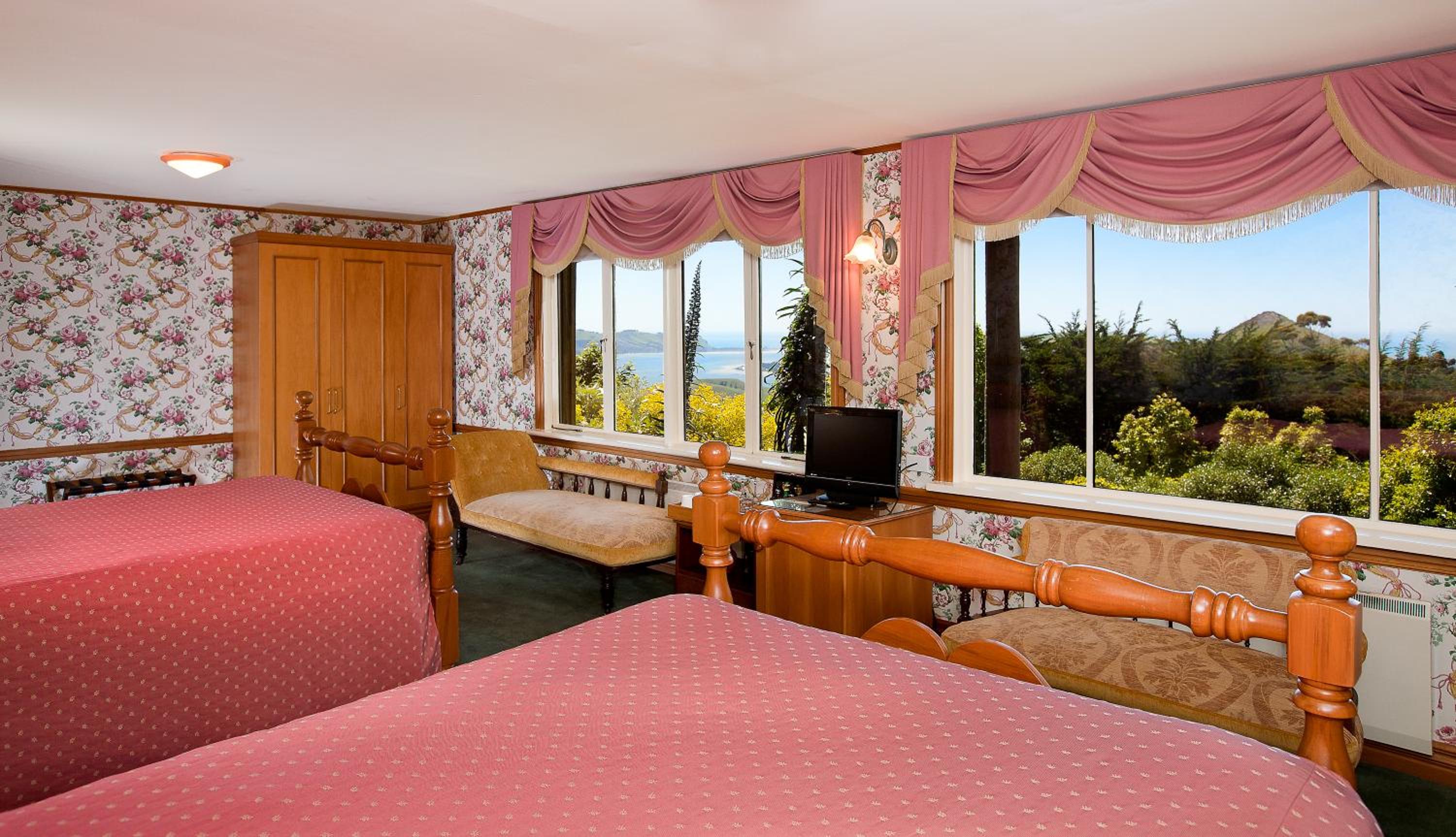 Large Lodge - Queen Room - Photo 4