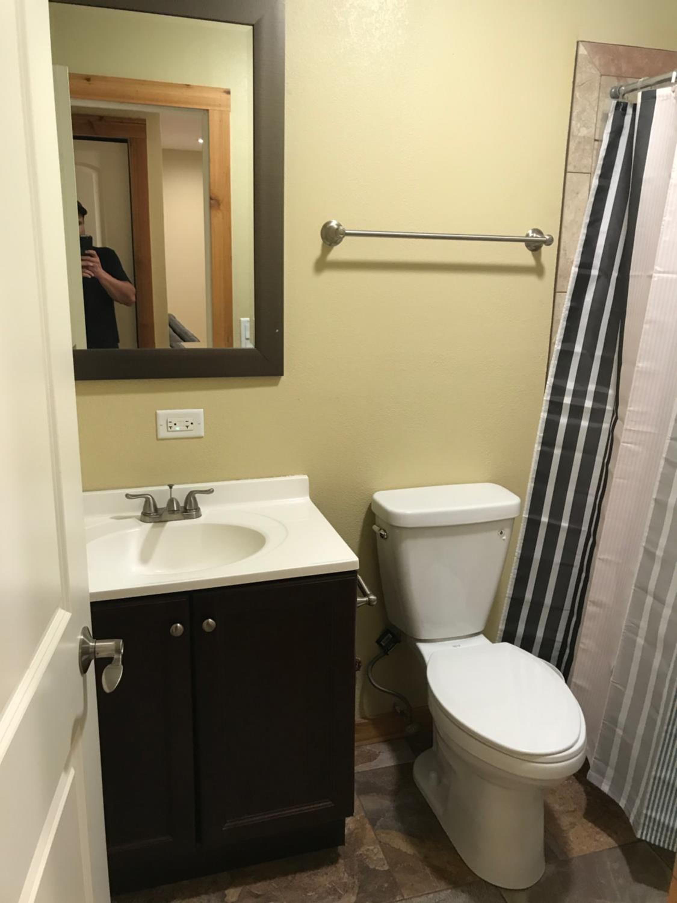 Quadruple Room with Private Bathroom - Photo 17