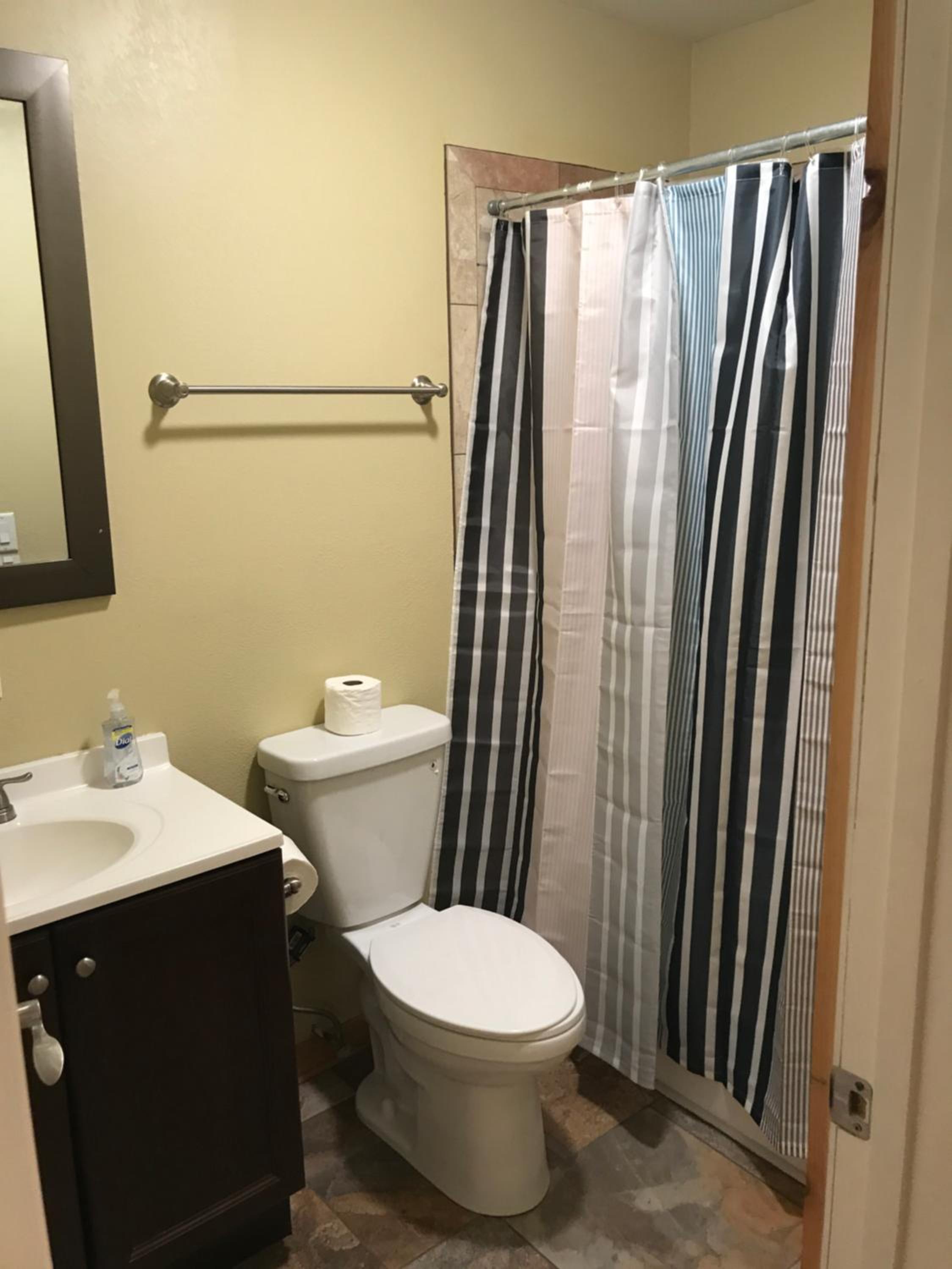 Quadruple Room with Private Bathroom - Photo 15