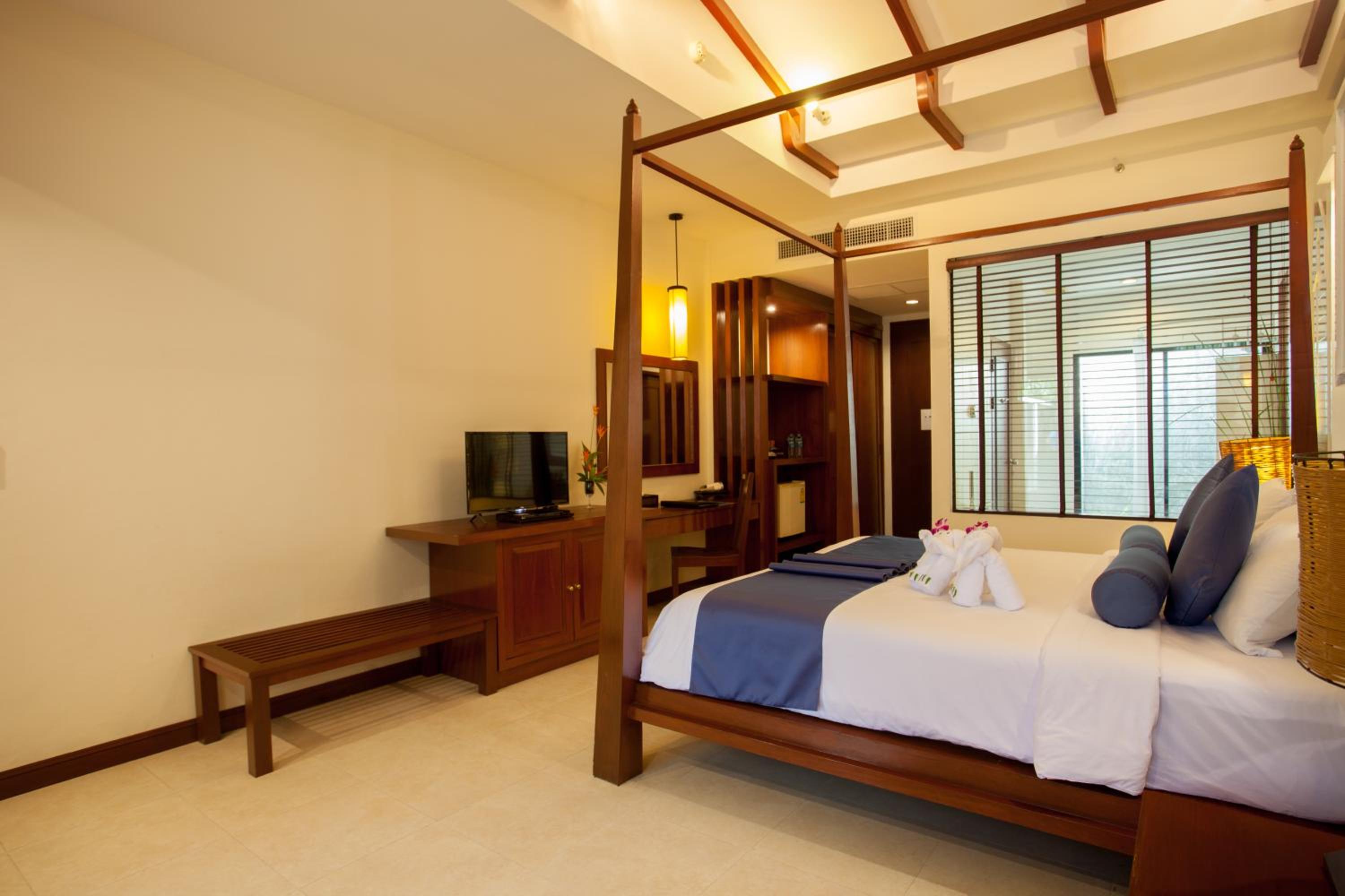 Pool Suite - Photo 10