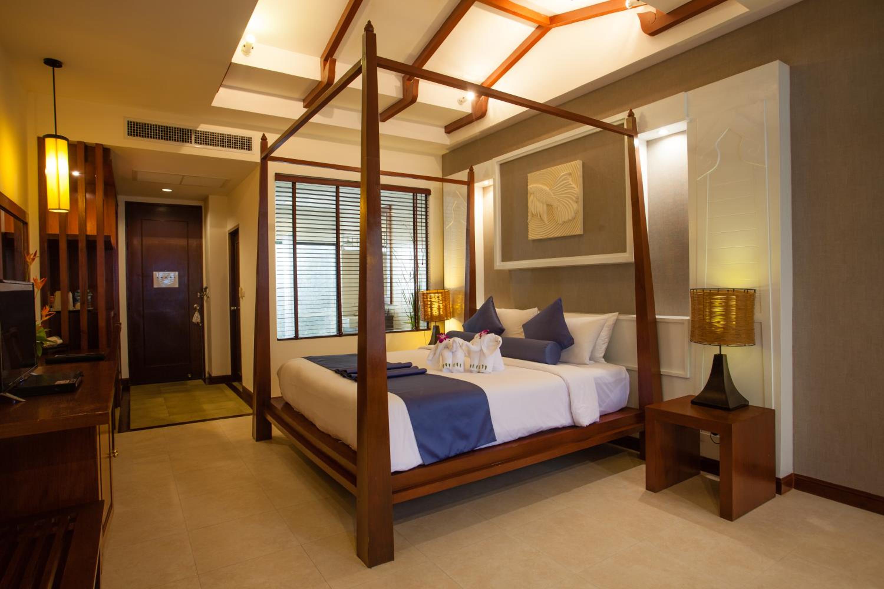 Pool Suite - Photo 11