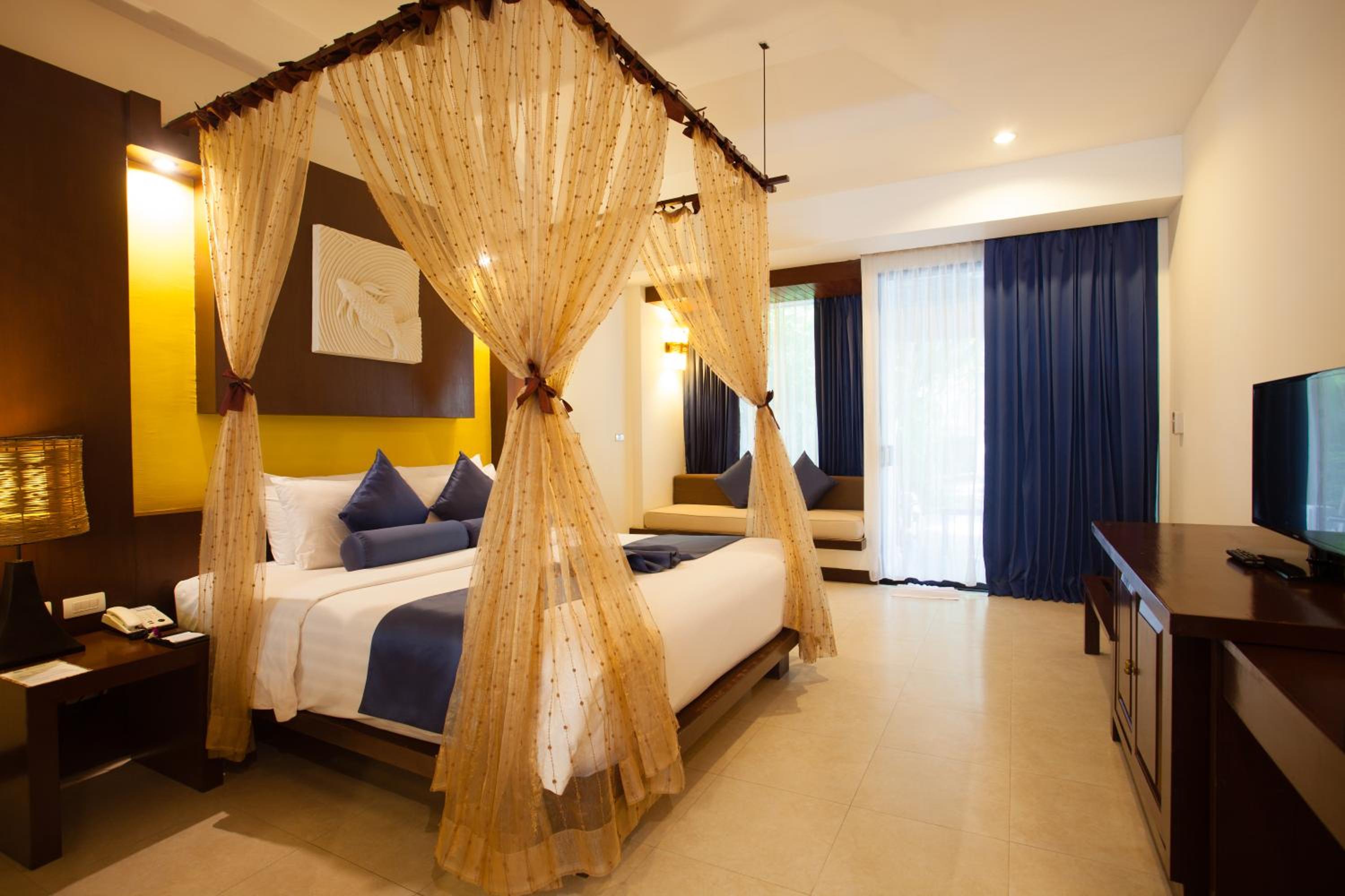 Pool Suite - Photo 8