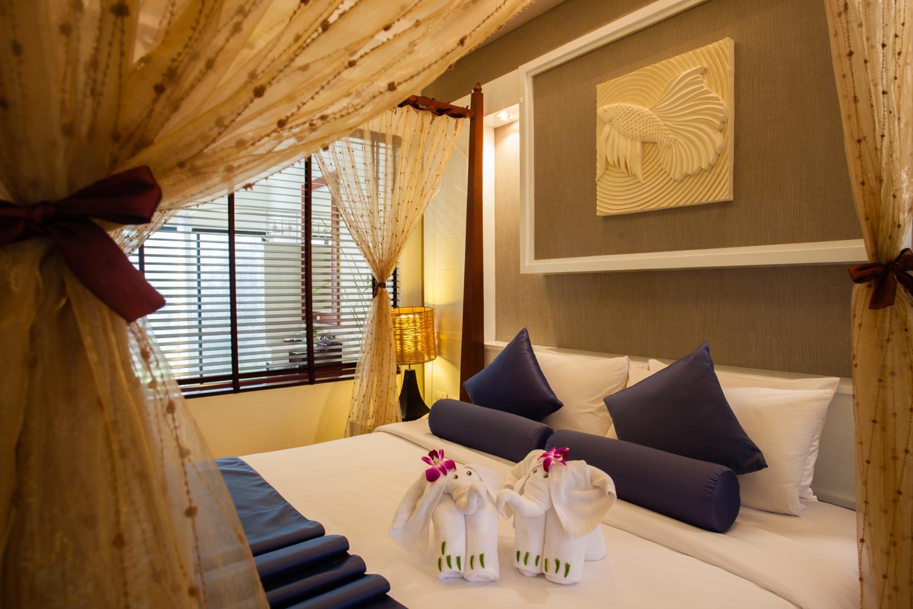 Pool Suite - Photo 12