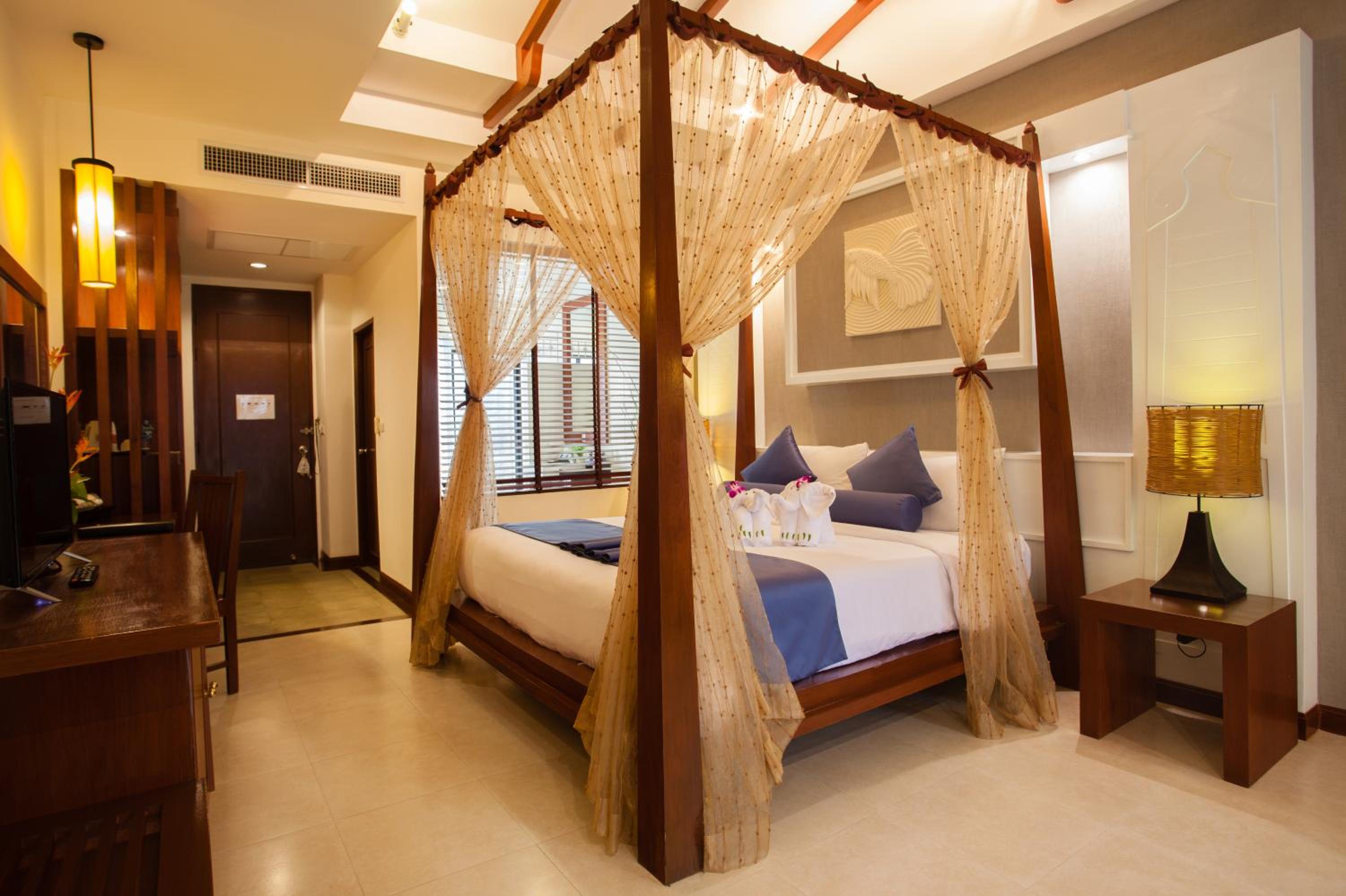 Pool Suite - Photo 7