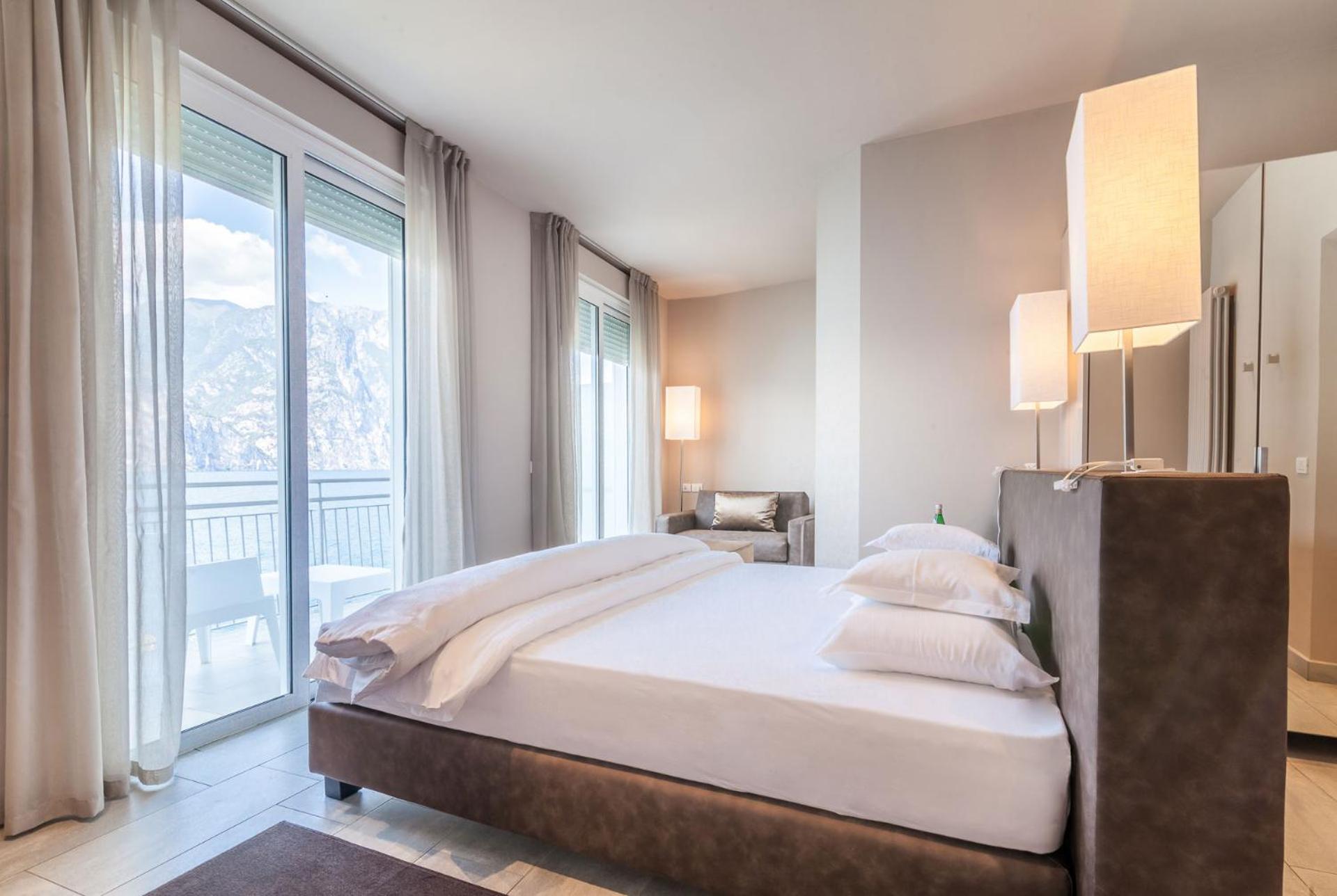 Double Room with Balcony and Lake View photo 2