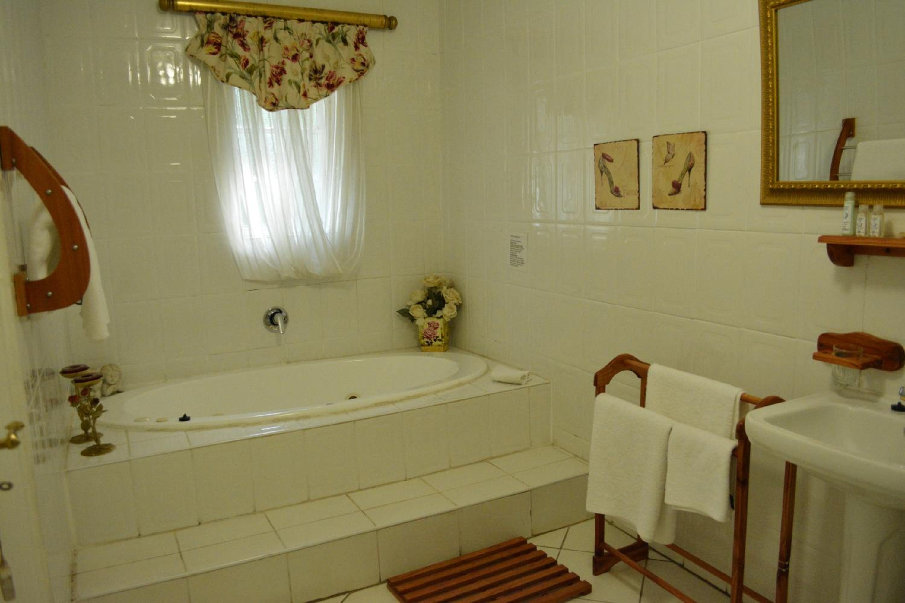 Honeymoon Suite - Photo 4