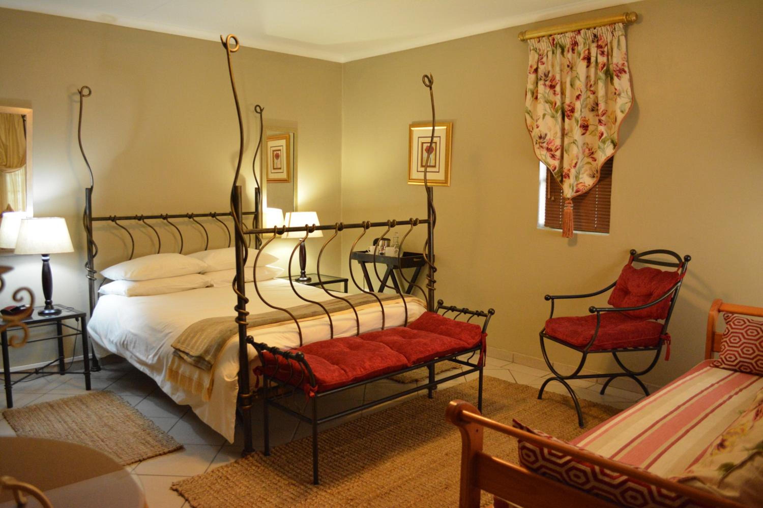 Honeymoon Suite - Photo 3