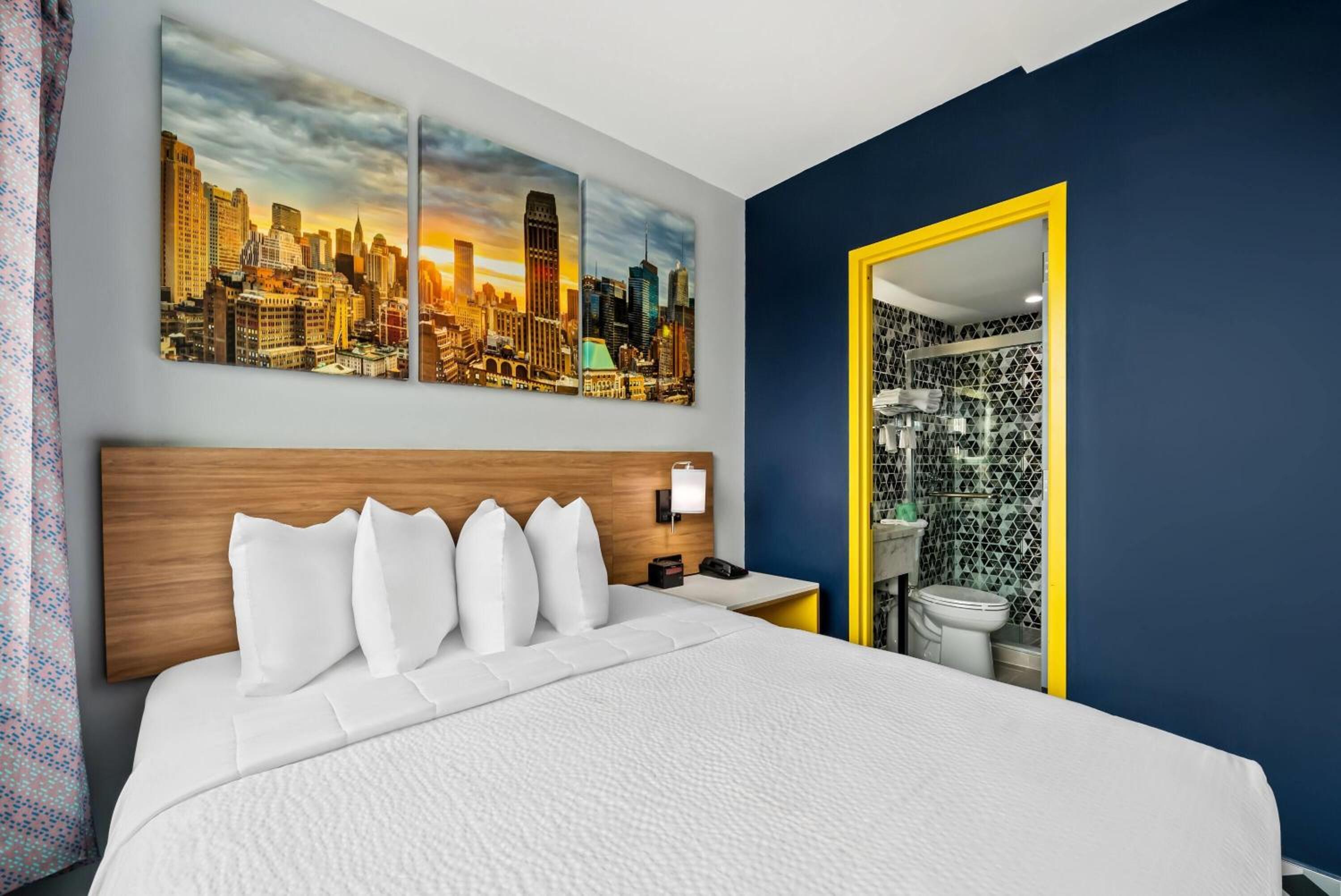 Deluxe Queen Room (Lower Floor) - Non-Smoking photo 2