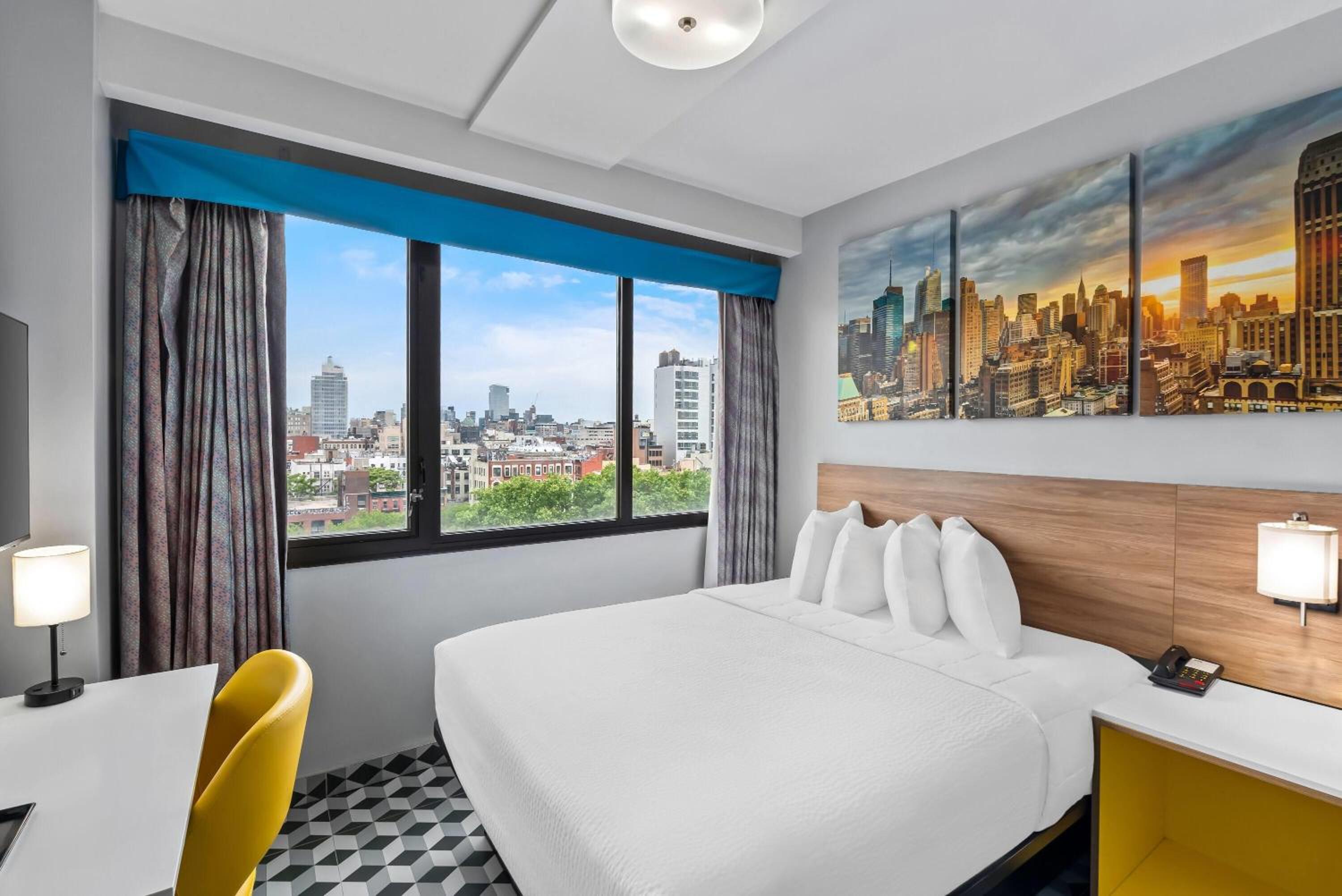 Deluxe Queen Room with Manhattan View (Upper Floor) - Non-Smoking photo 3