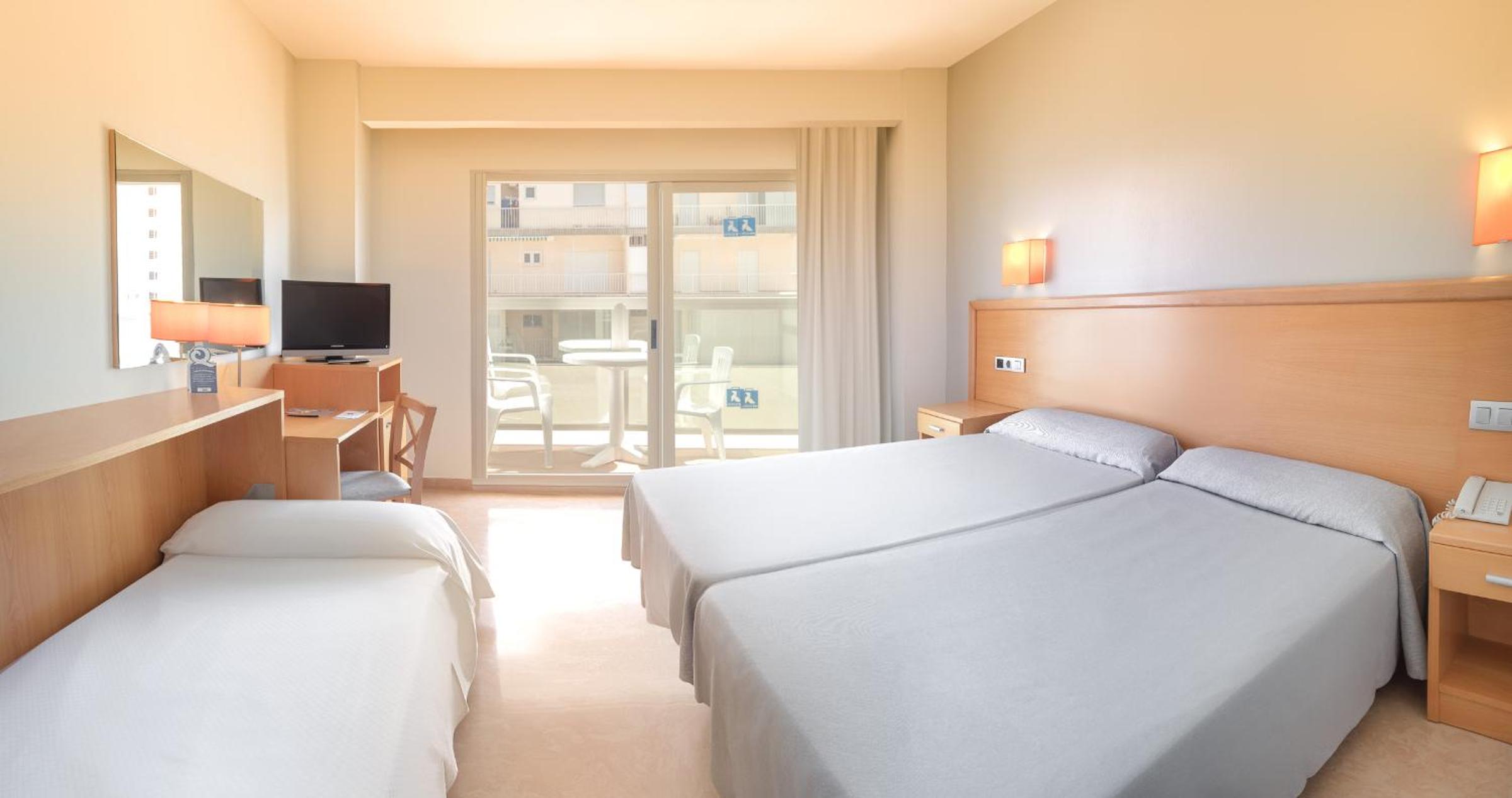 Habitación Doble con Cama Extra y Balcón (2 Adultos + 1 Niño)