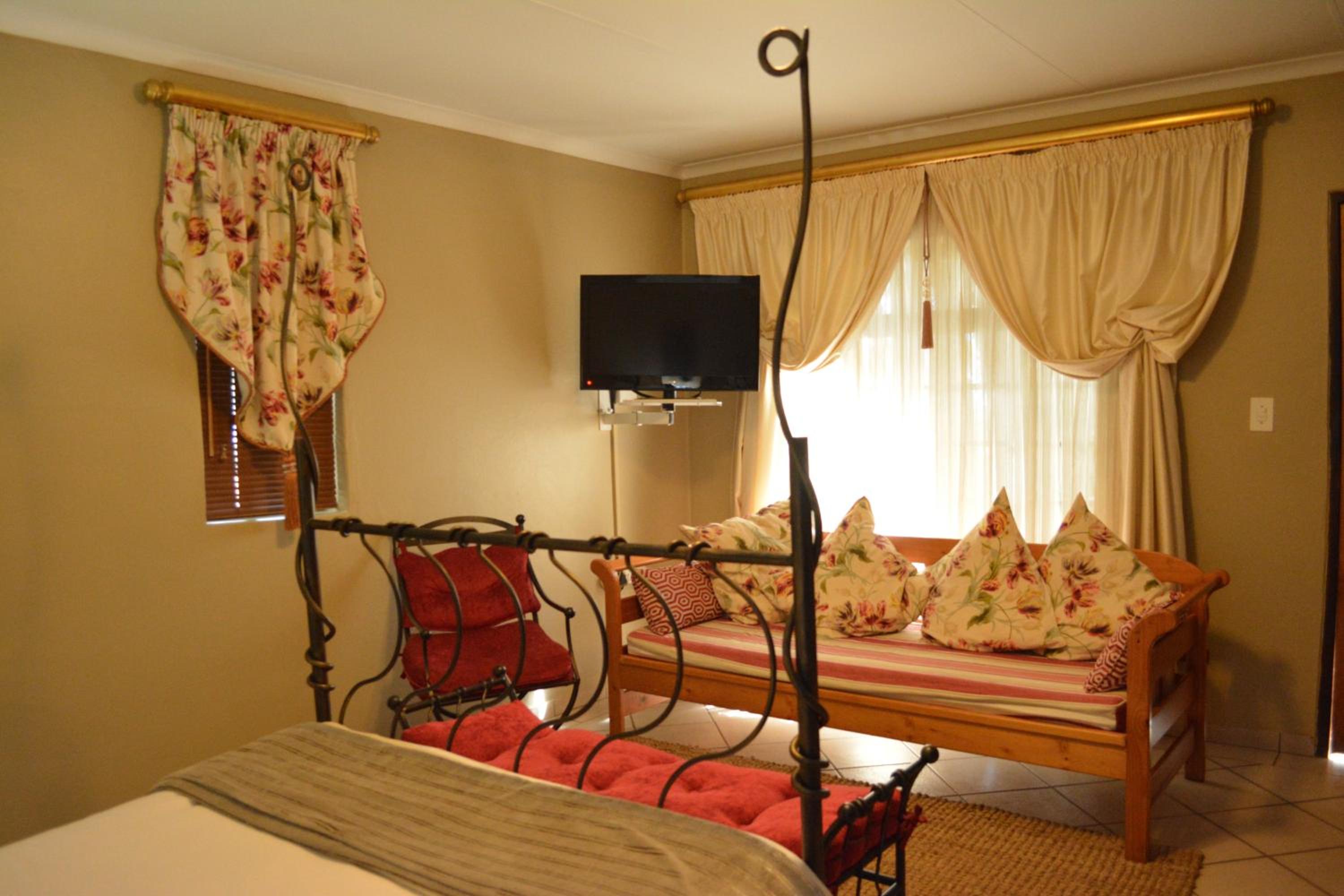 Honeymoon Suite - Photo 1