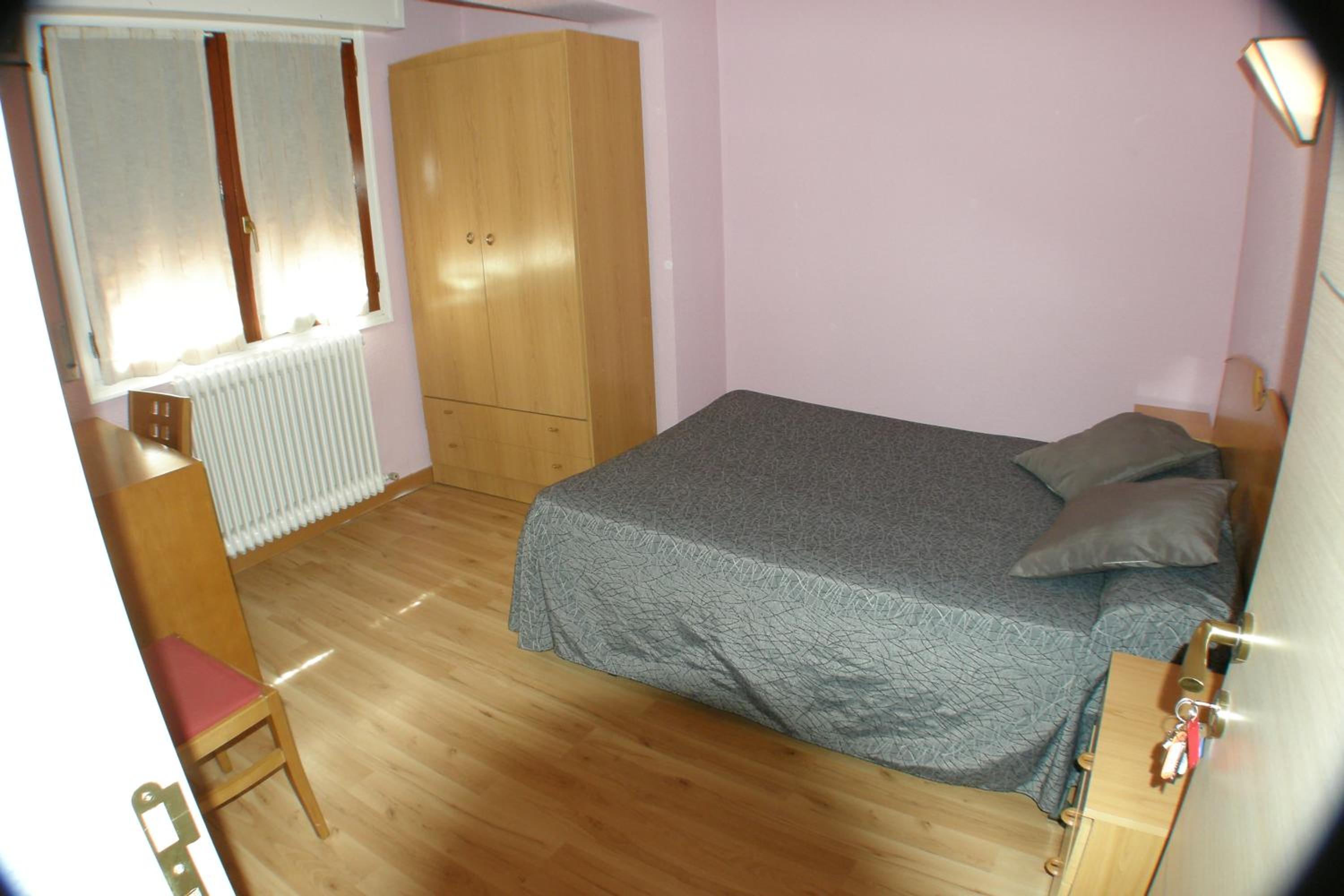 Large Double Room - Photo 5