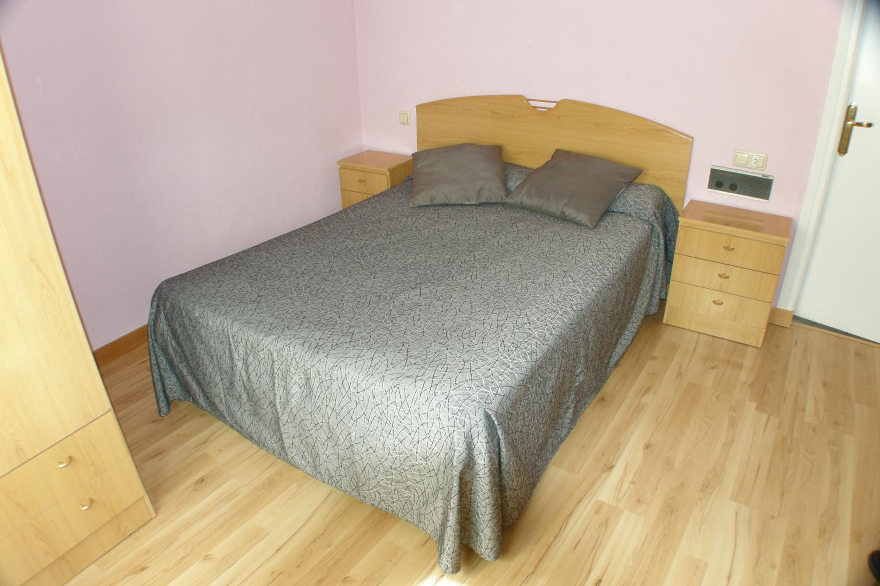 Large Double Room - Photo 3