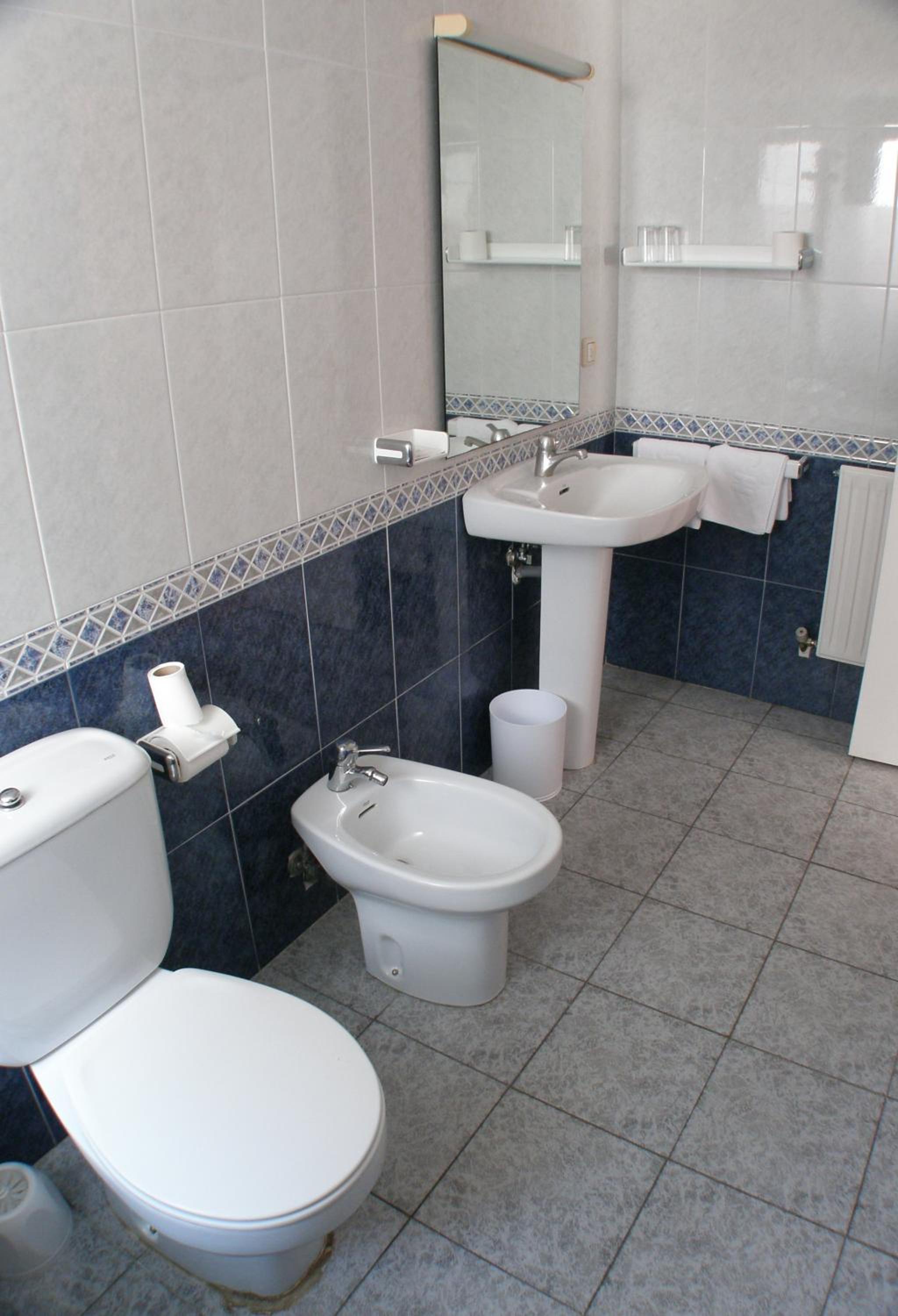 Large Double Room - Photo 7