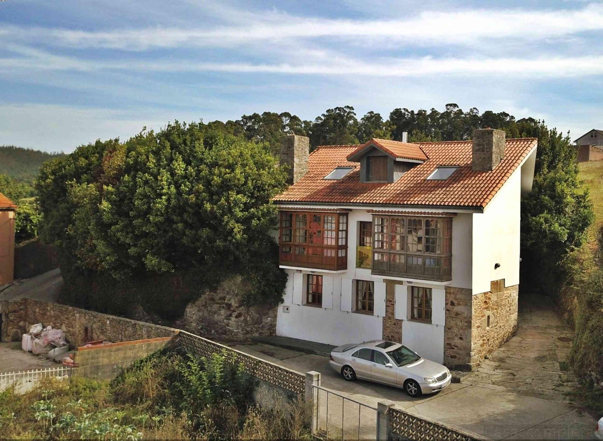 Six-Bedroom House photo 3