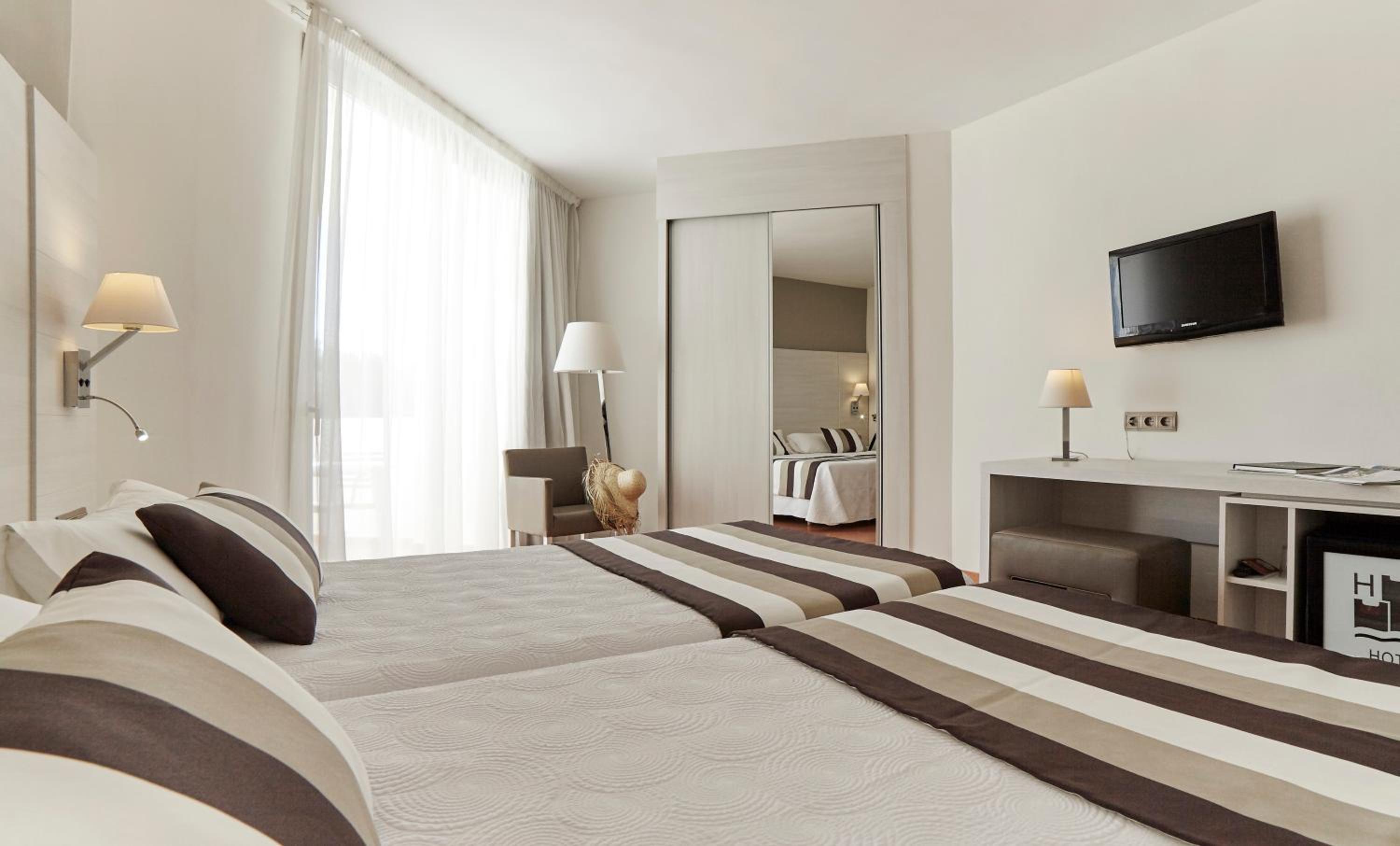 Double or Twin Room with Terrace - Photo 2