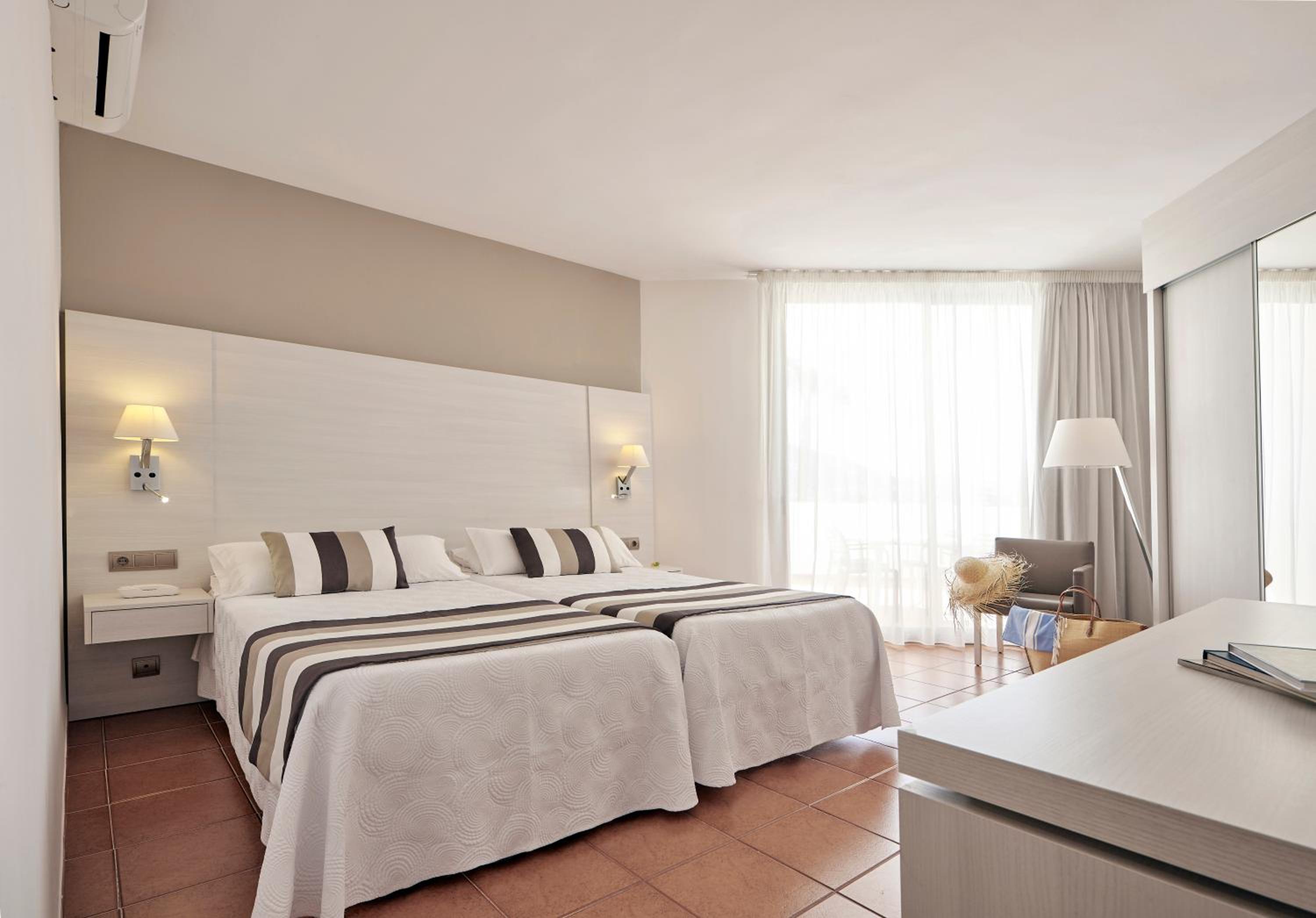 Double or Twin Room with Terrace - Photo 1