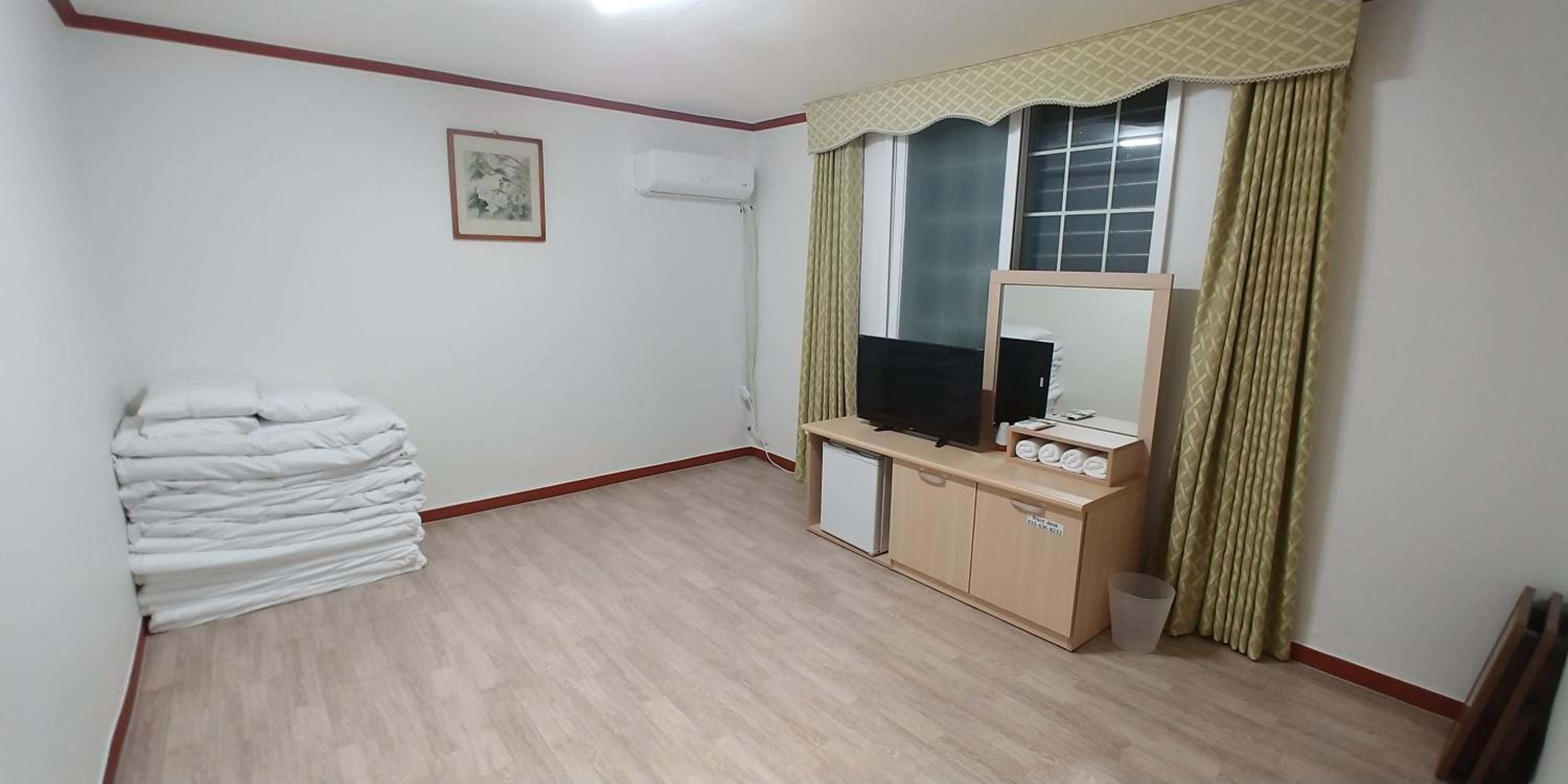 Korean-Style Family Room - Photo 16