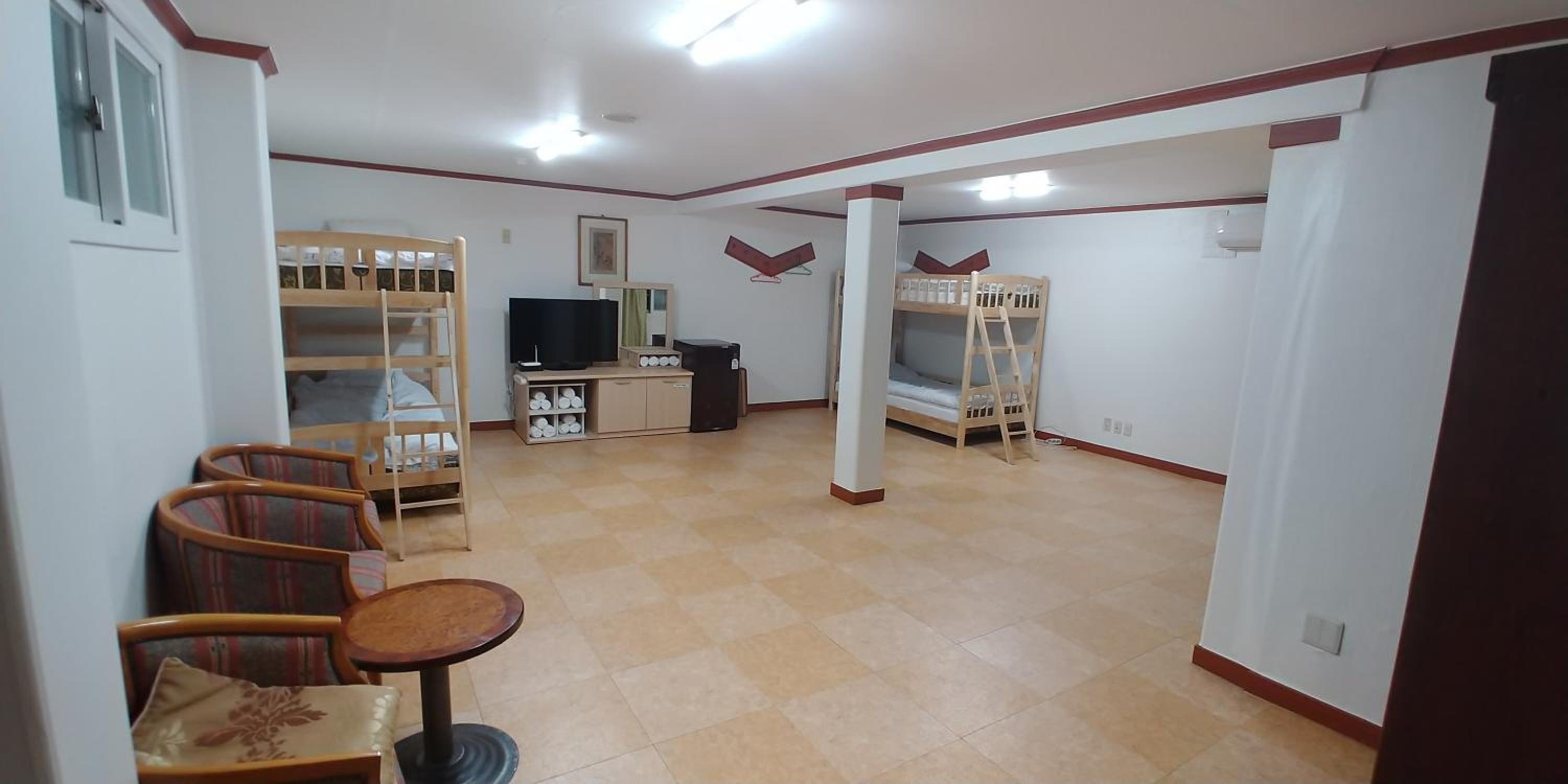 Superior Family Room - Photo 11